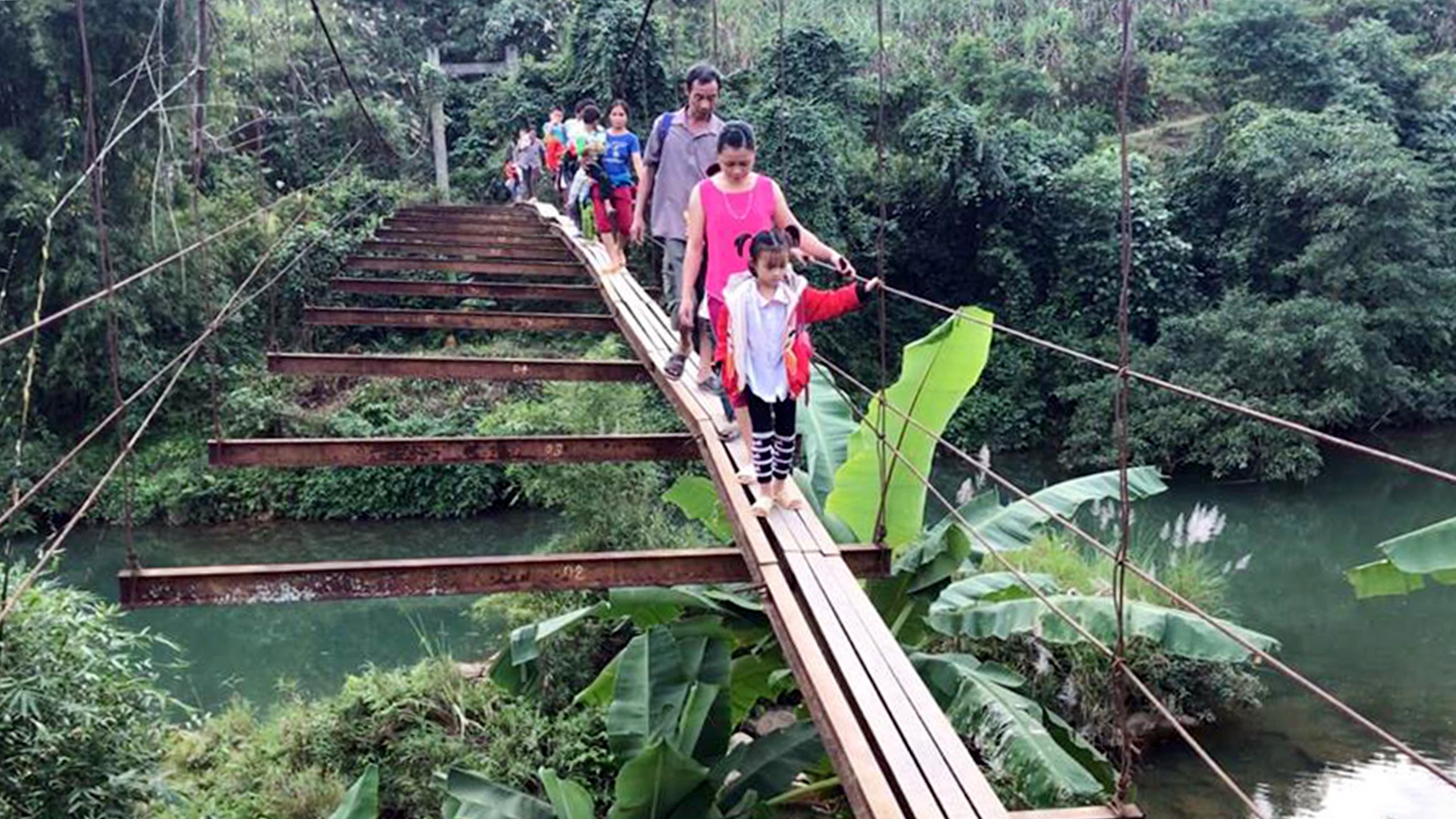 Cong tre nho qua suoi den truong anh 3