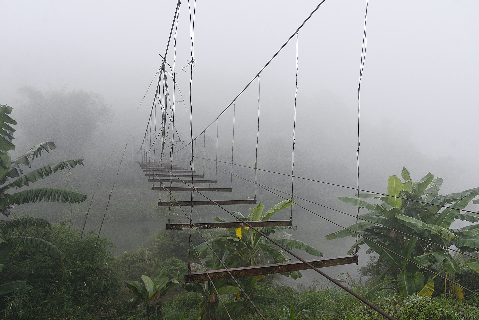 Cong tre nho qua suoi den truong anh 2