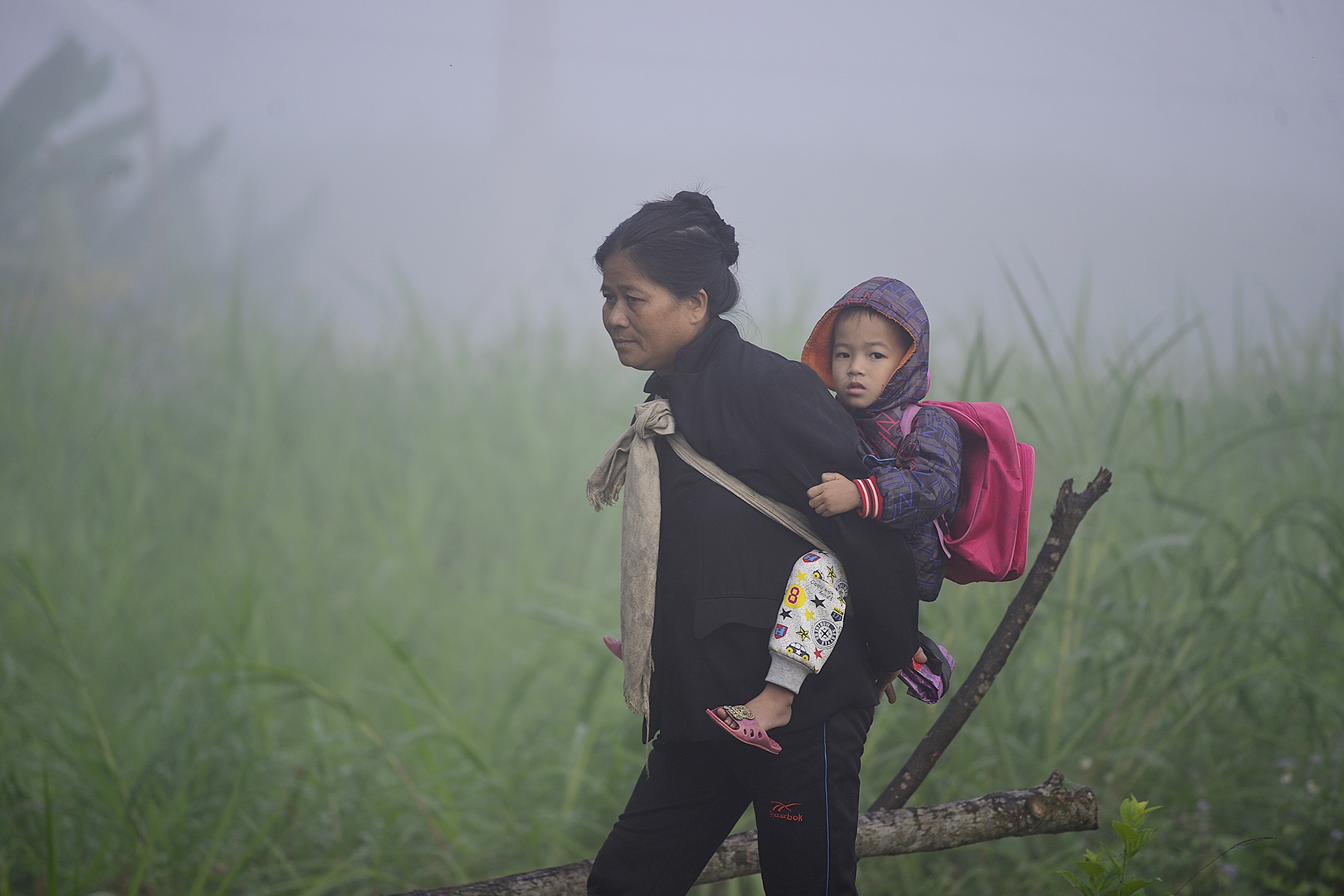 Cong tre nho qua suoi den truong anh 5