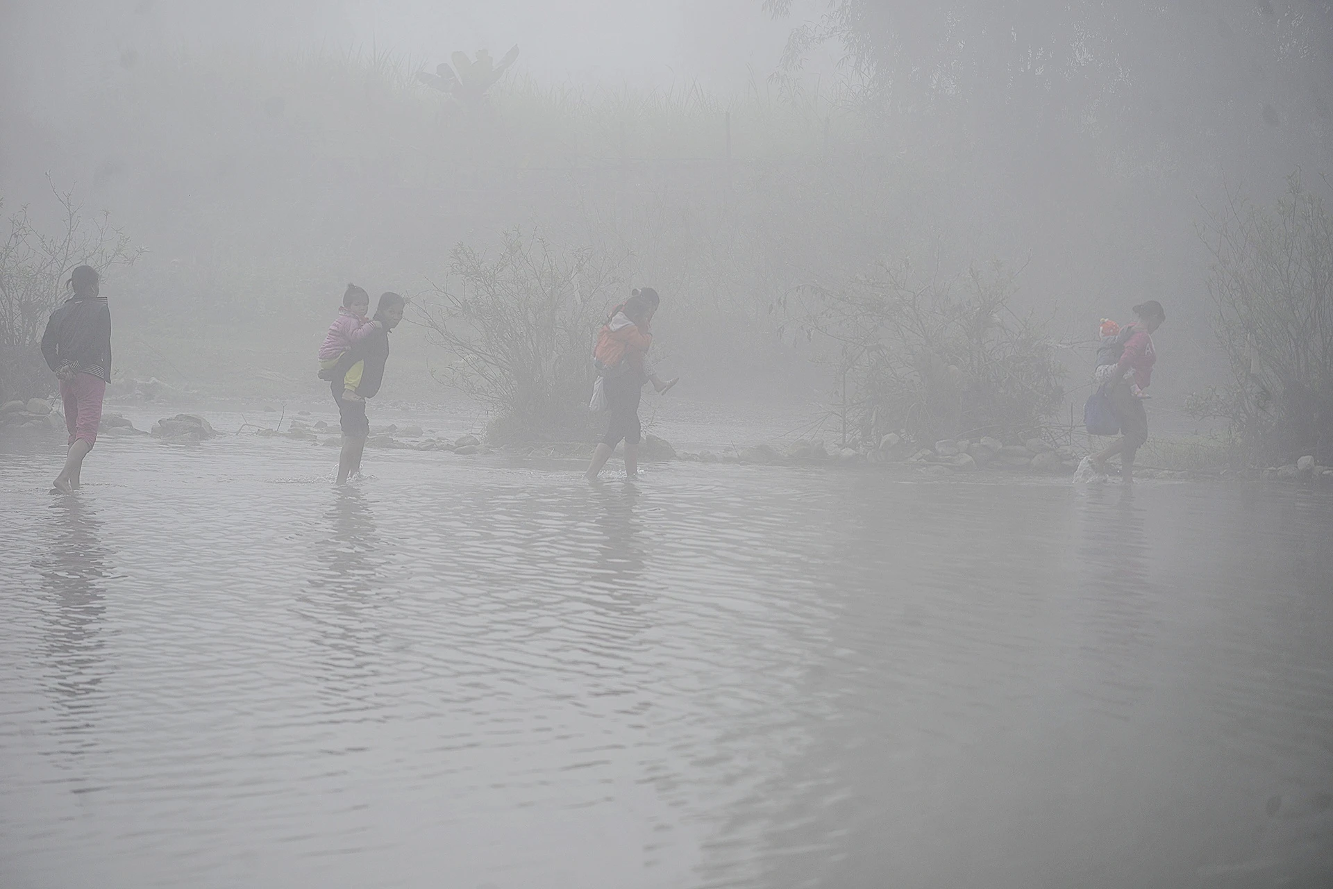 Cong tre nho qua suoi den truong anh 7