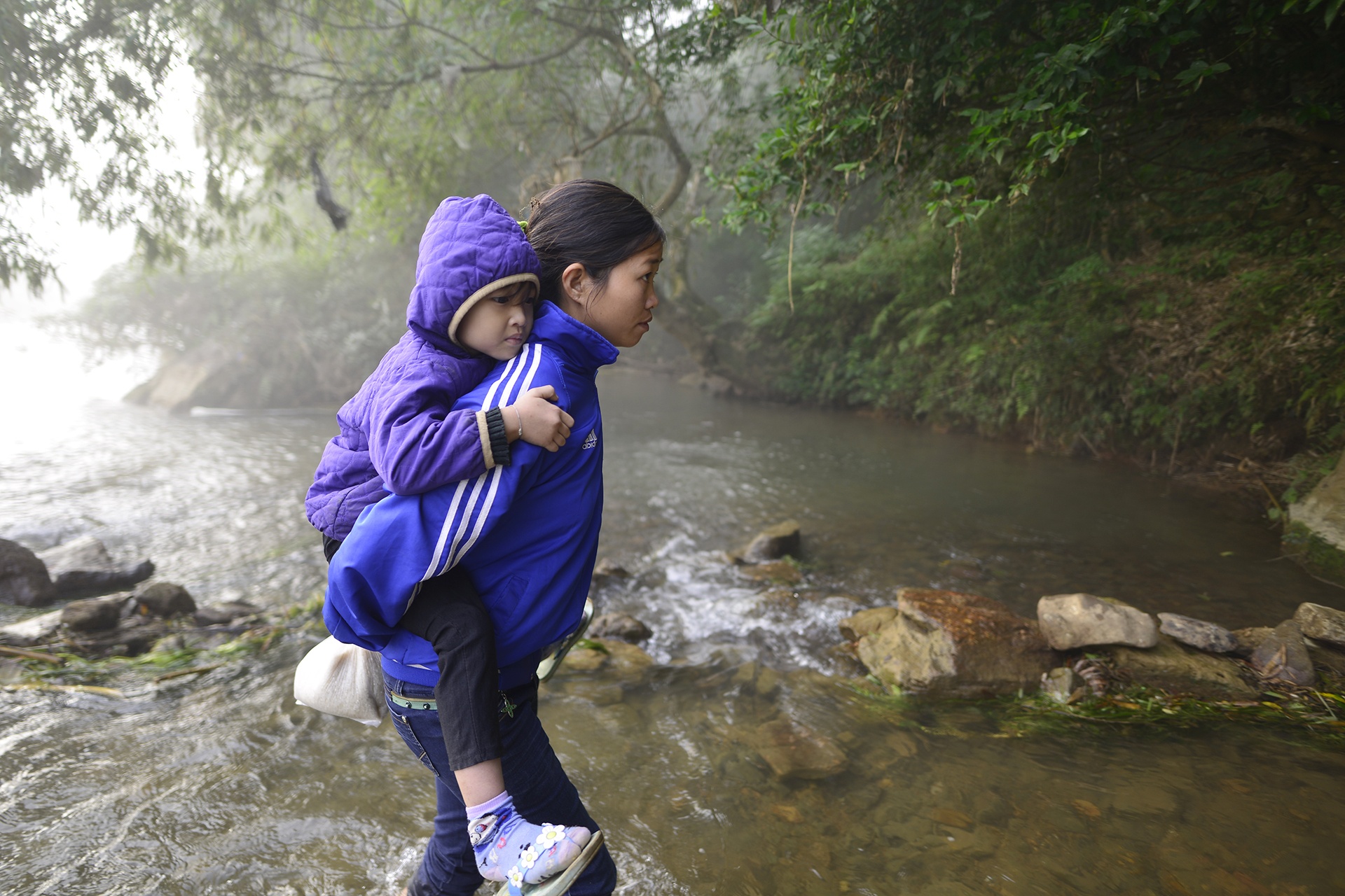 Cong tre nho qua suoi den truong anh 8