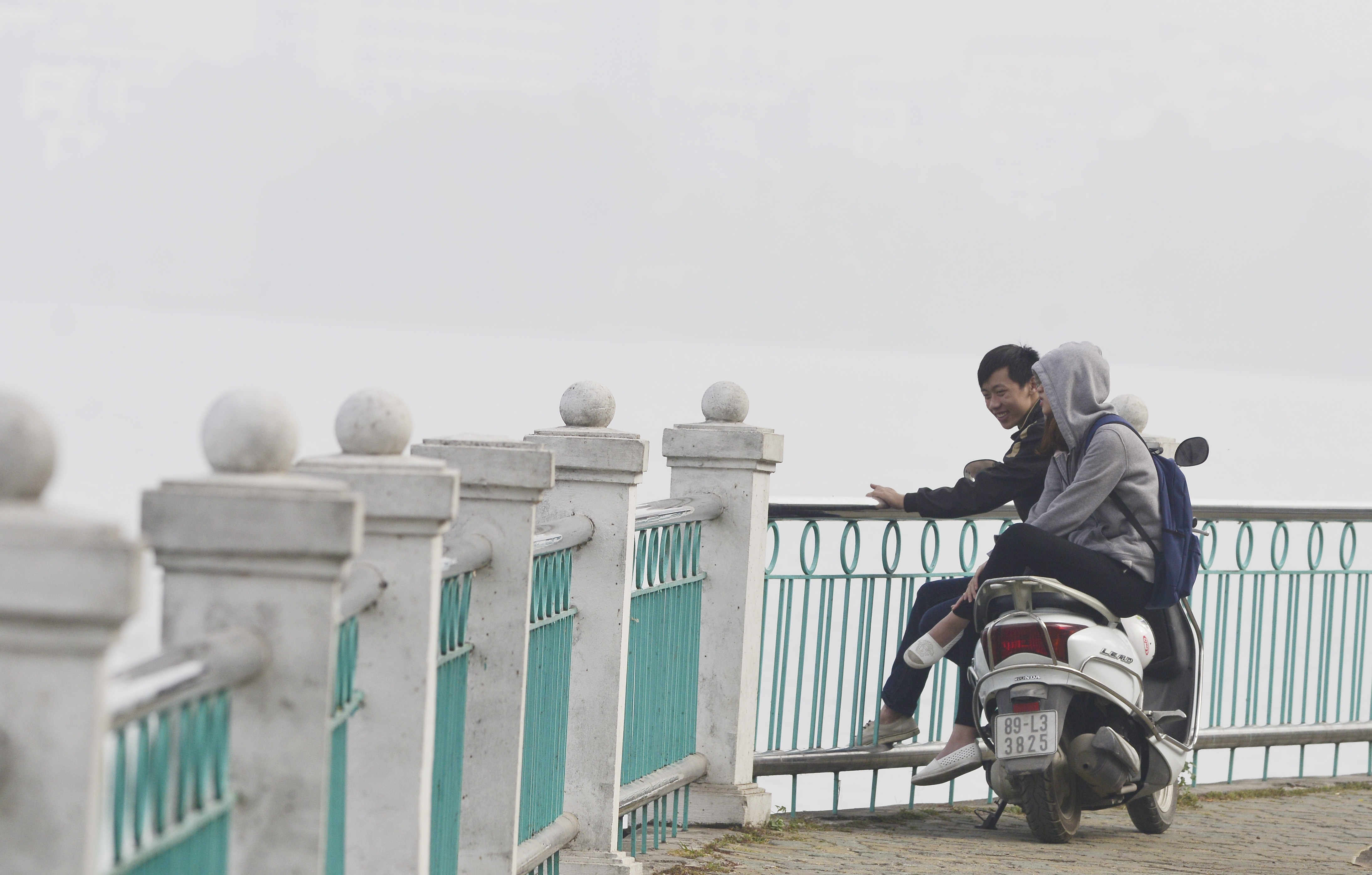 Suong mu bao phu Ha Noi hinh anh