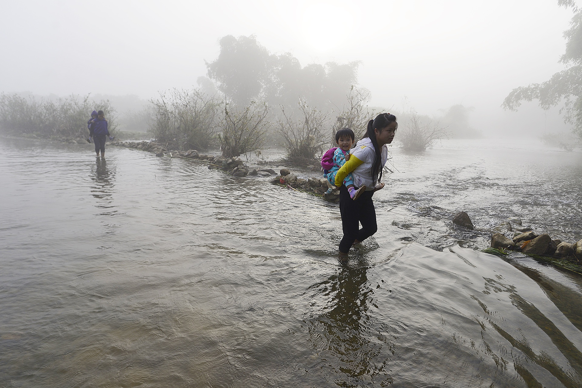 Cong tre nho qua suoi den truong anh 9