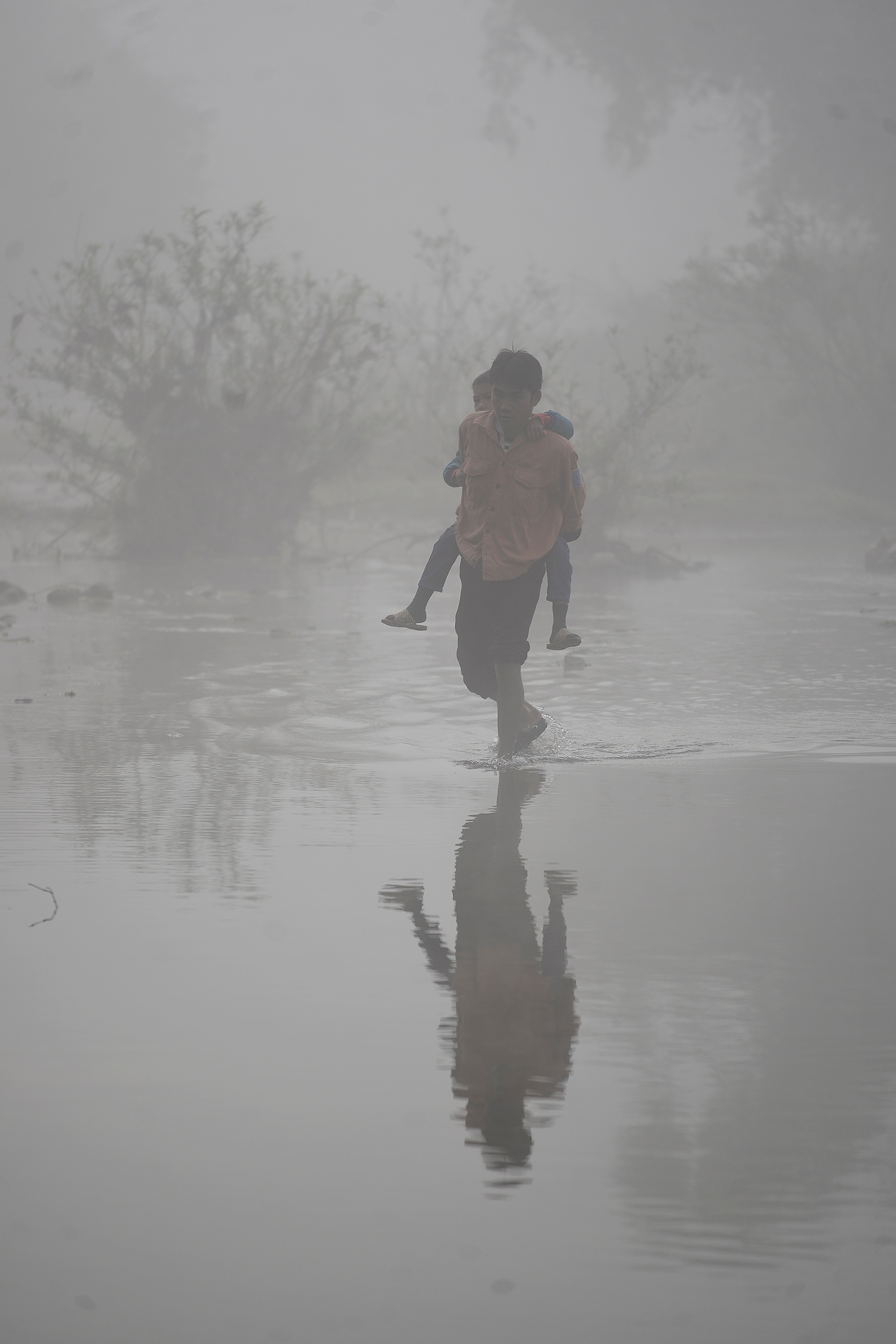 Cong tre nho qua suoi den truong anh 10