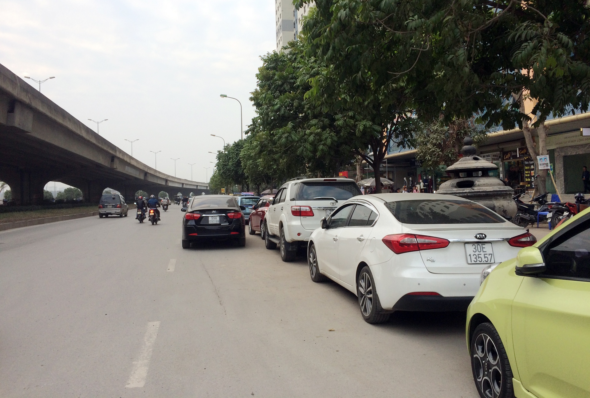 Hop cho,  nhech nhac tai cac khu chung cu ong Than anh 16