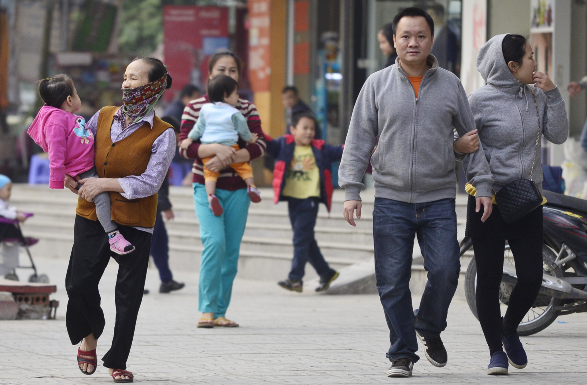 Hop cho,  nhech nhac tai cac khu chung cu ong Than anh 18