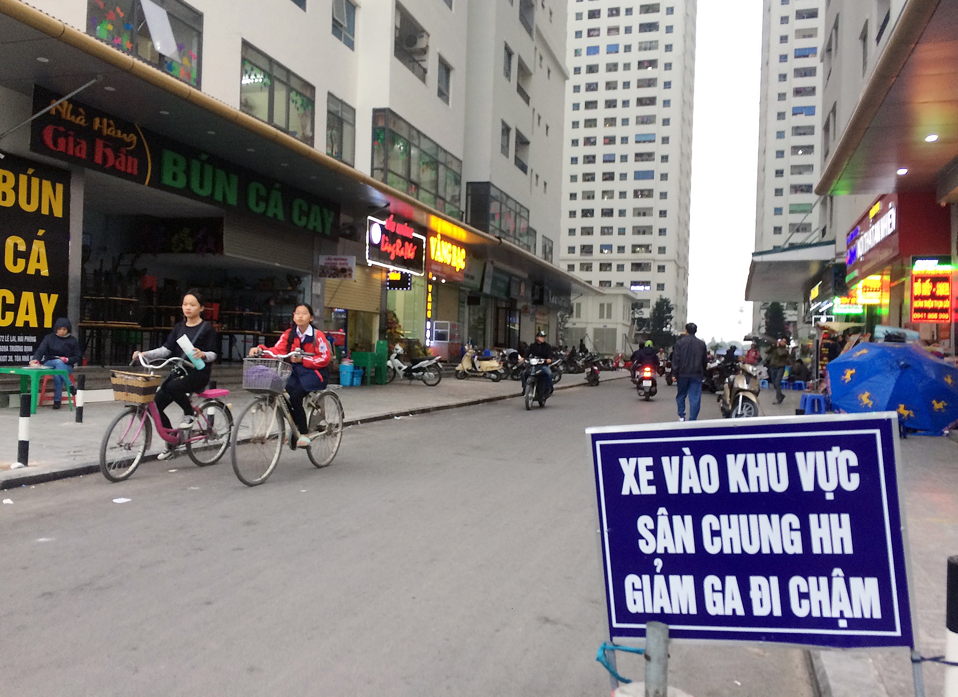 Hop cho,  nhech nhac tai cac khu chung cu ong Than anh 6