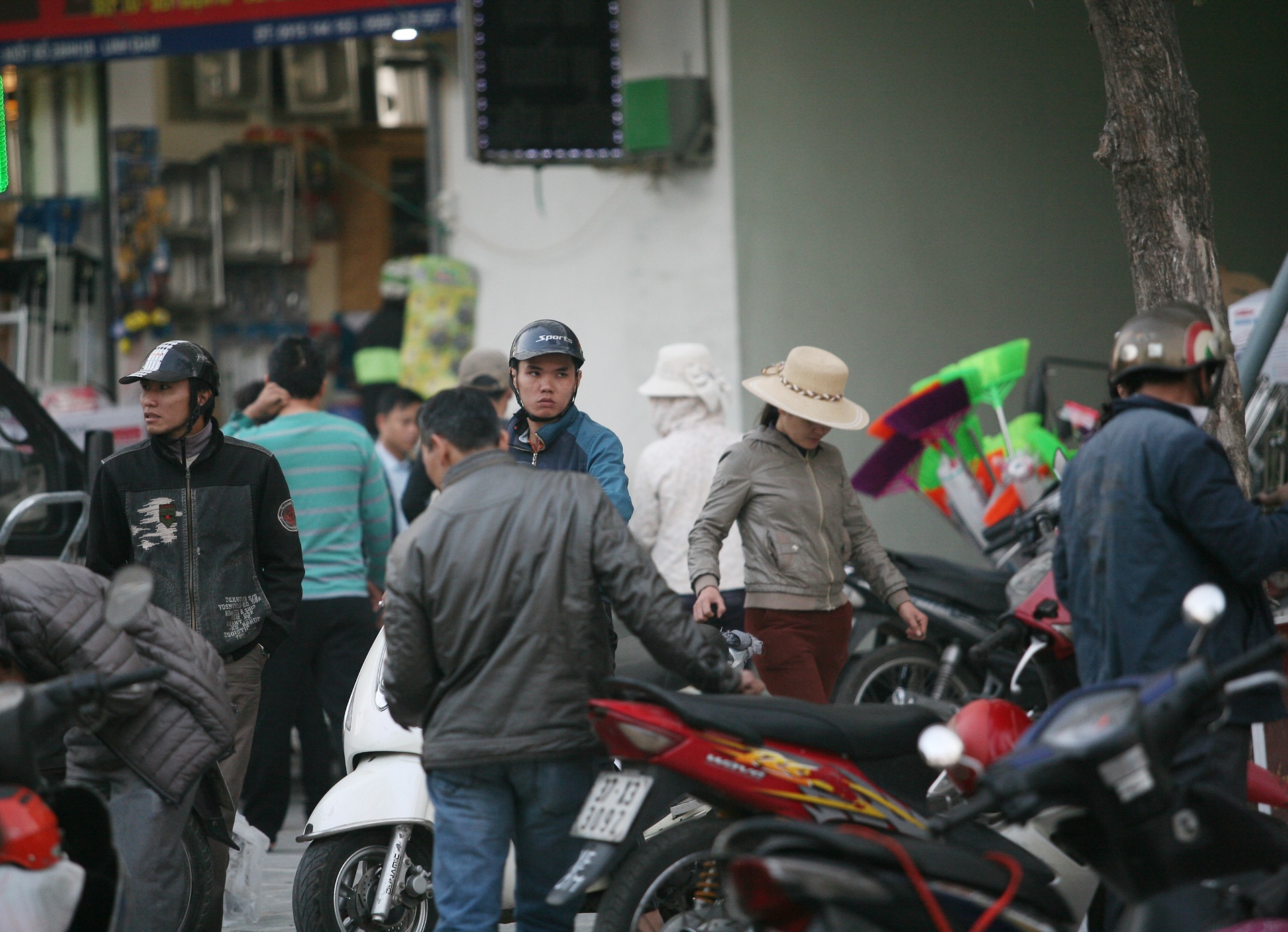 Hop cho,  nhech nhac tai cac khu chung cu ong Than anh 19