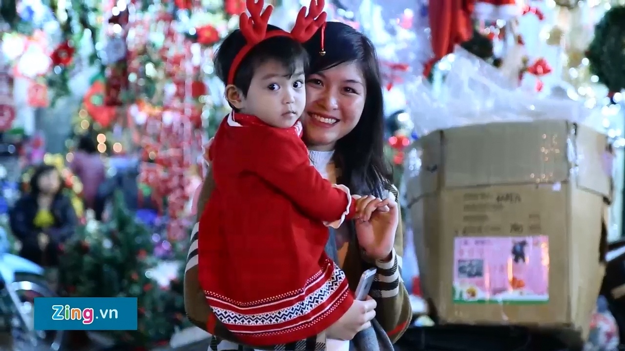 Pho phuong Ha Noi ruc ro chao don Giang sinh hinh anh