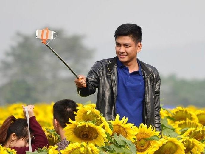 Gioi tre do xo chup anh o canh dong hoa khong lo hinh anh