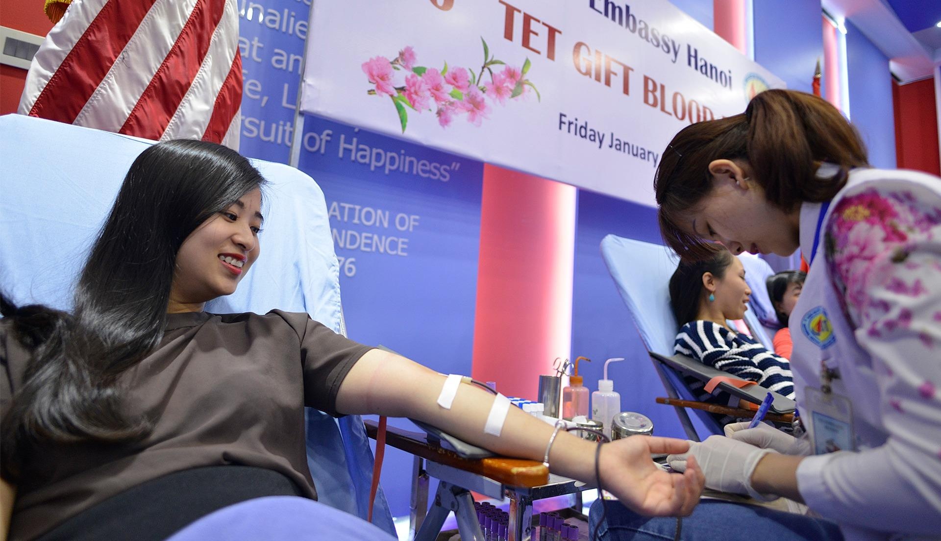 Nguoi My hien mau tinh nguyen tai Ha Noi hinh anh