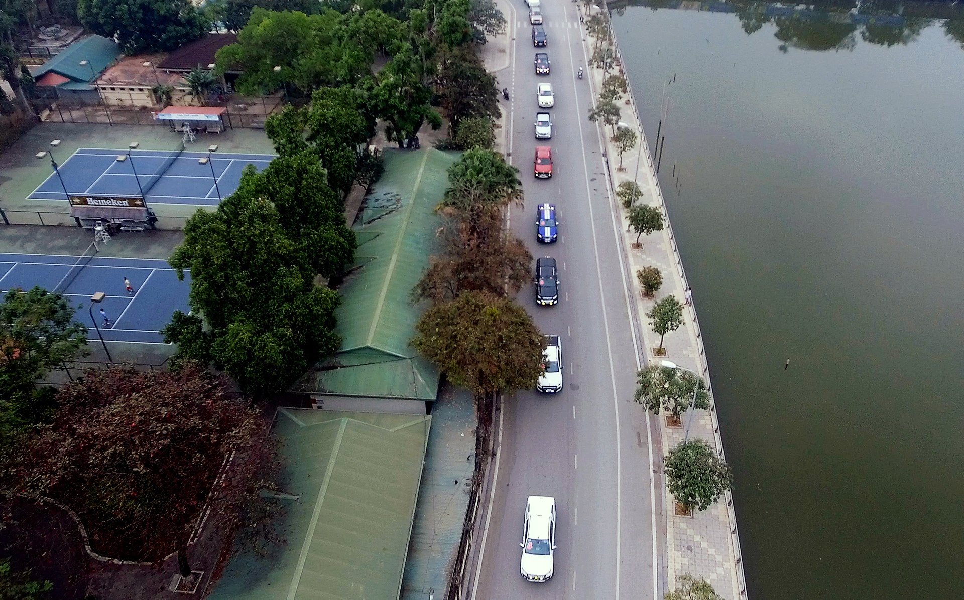 50 xe bán tải đón dâu trên phố Hà Nội ảnh 4 50 xe ban tai don dau tren pho Ha Noi anh 4