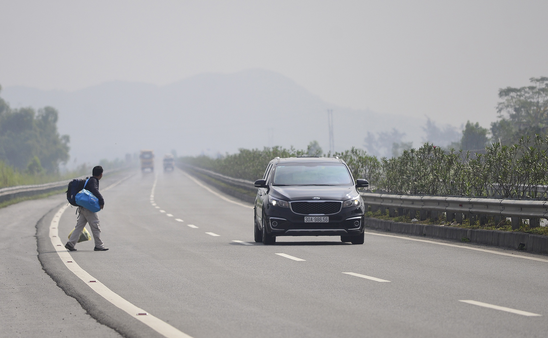 Xe khach tron camera tren cao toc Noi Bai Lao Cai anh 1