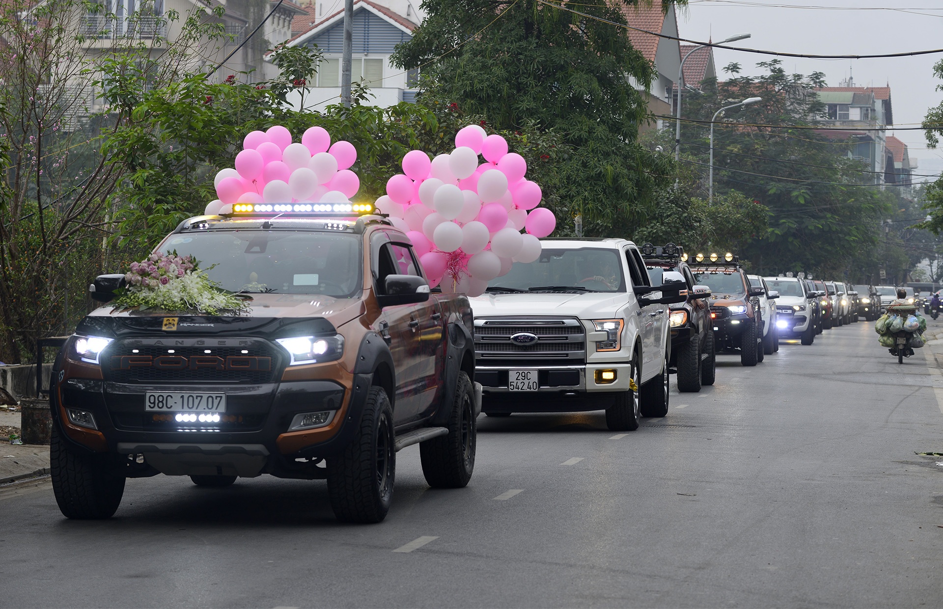 50 xe bán tải đón dâu trên phố Hà Nội ảnh 1 50 xe ban tai don dau tren pho Ha Noi anh 1