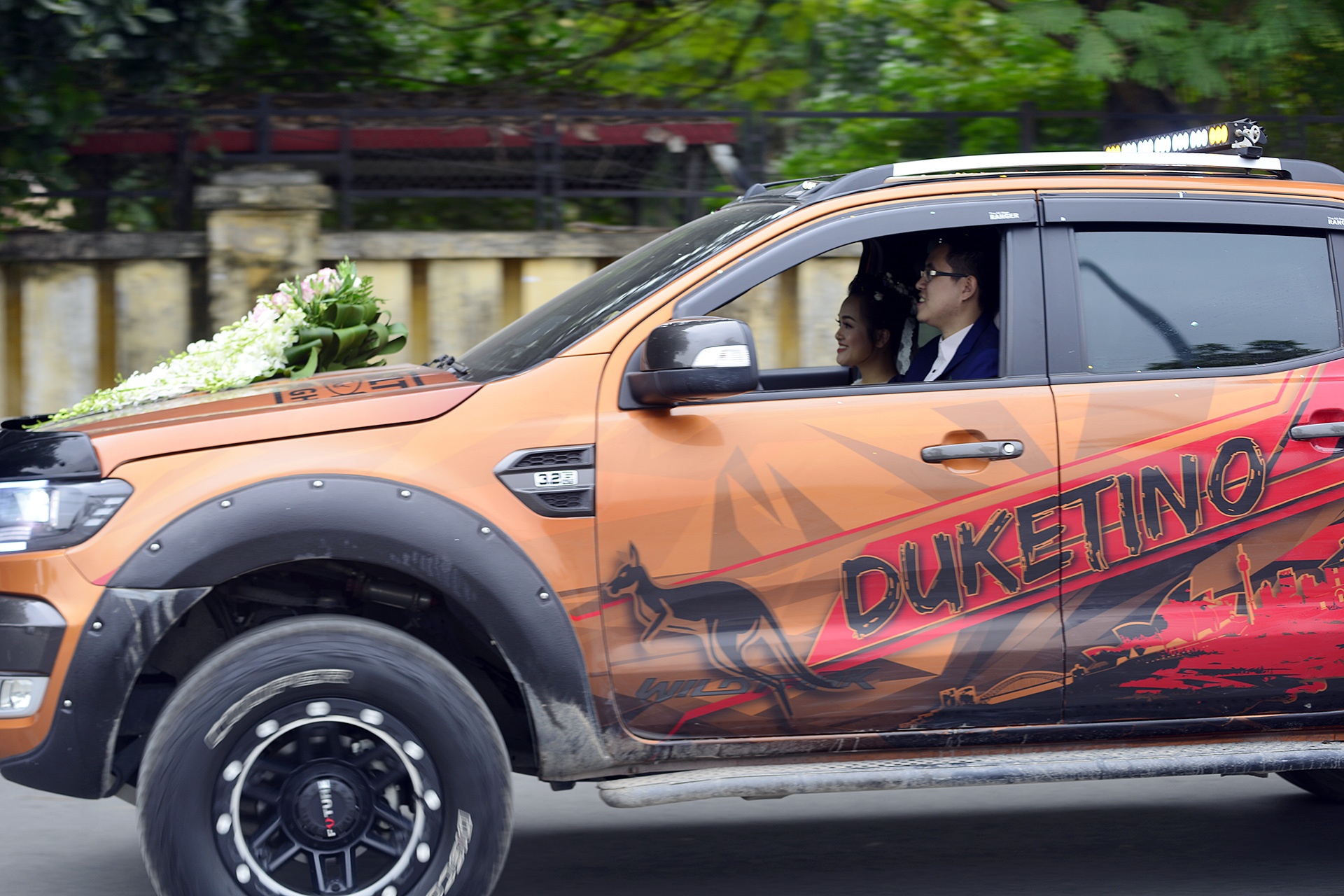 50 xe bán tải đón dâu trên phố Hà Nội ảnh 2 50 xe ban tai don dau tren pho Ha Noi anh 2