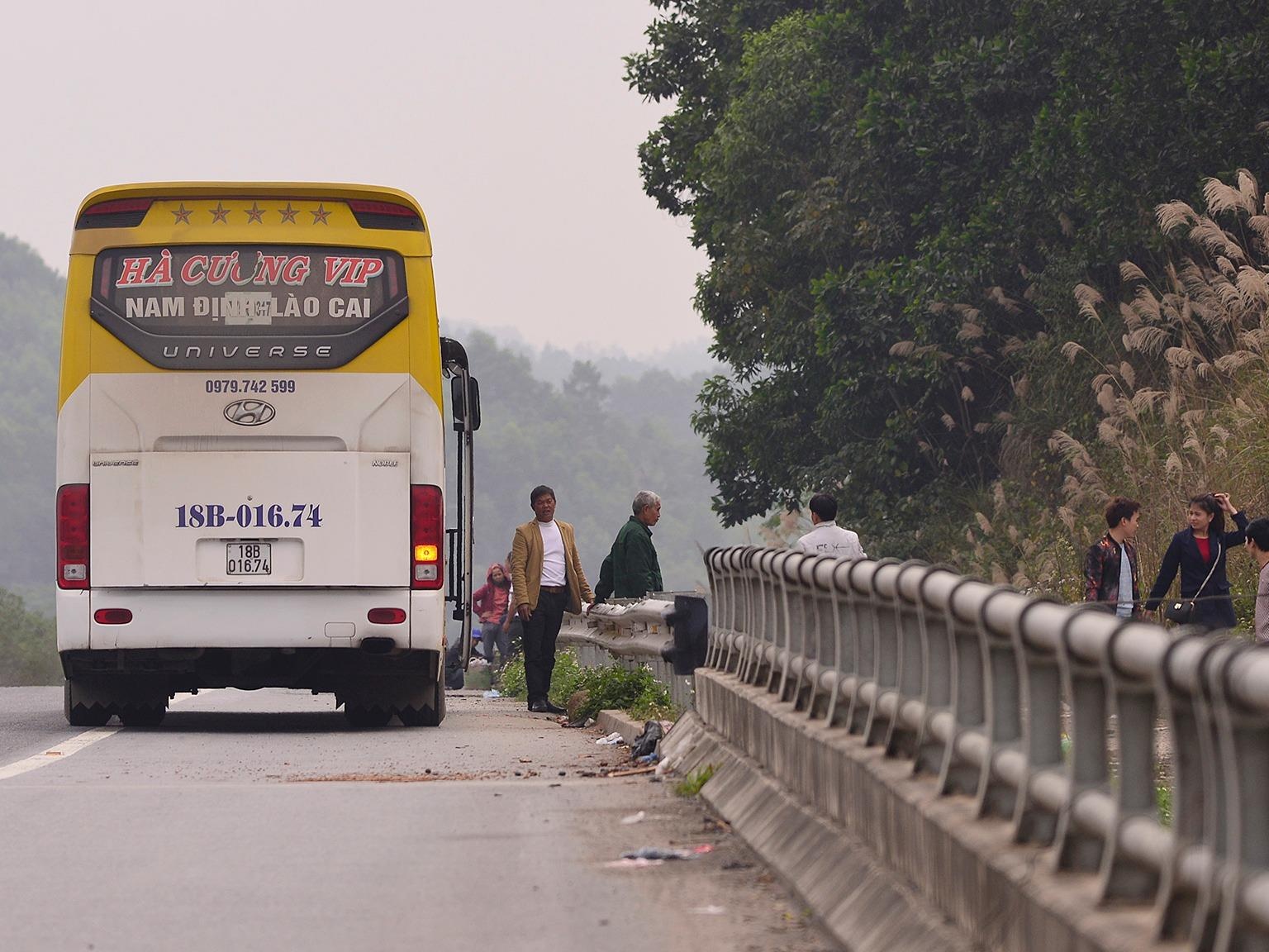 Nha xe ne camera bat khach tren cao toc Noi Bai hinh anh