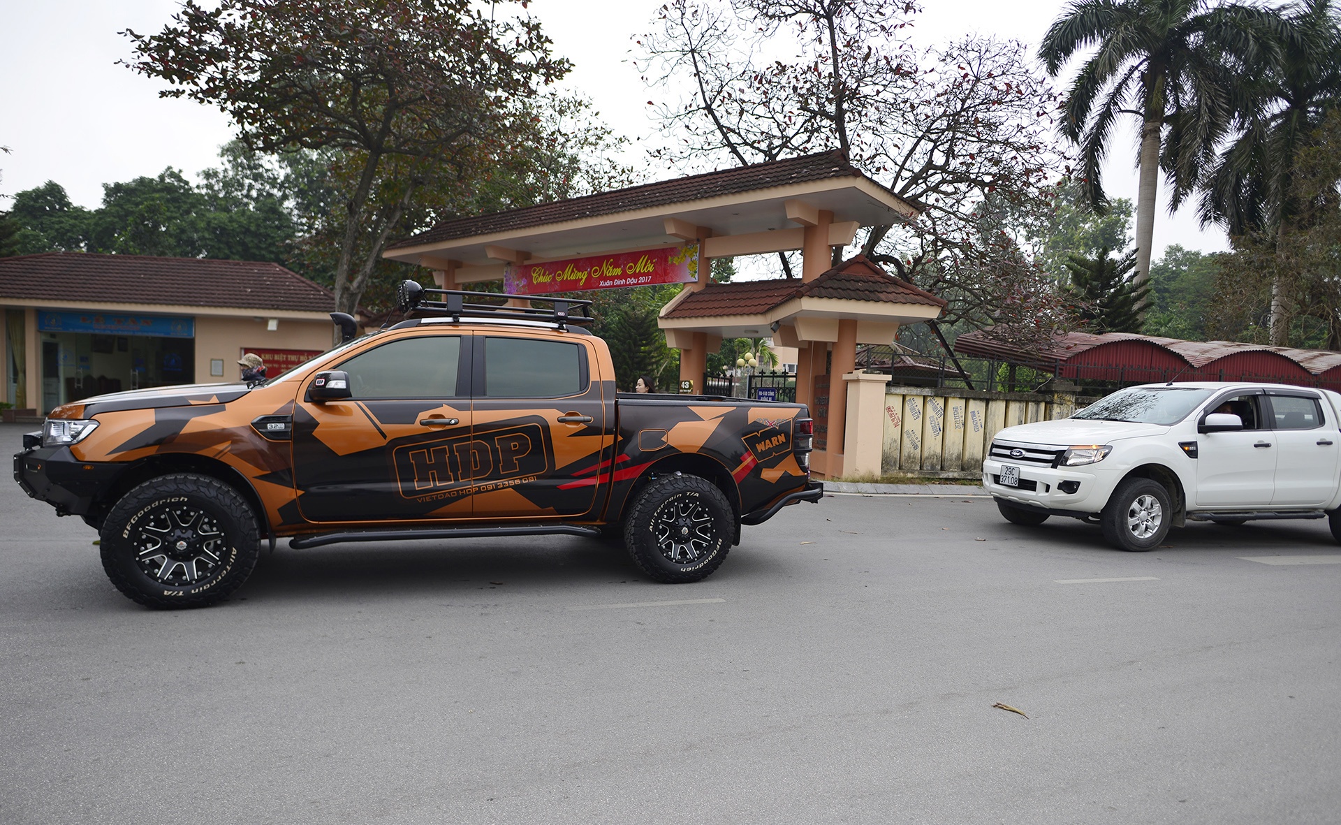 50 xe bán tải đón dâu trên phố Hà Nội ảnh 5 50 xe ban tai don dau tren pho Ha Noi anh 5