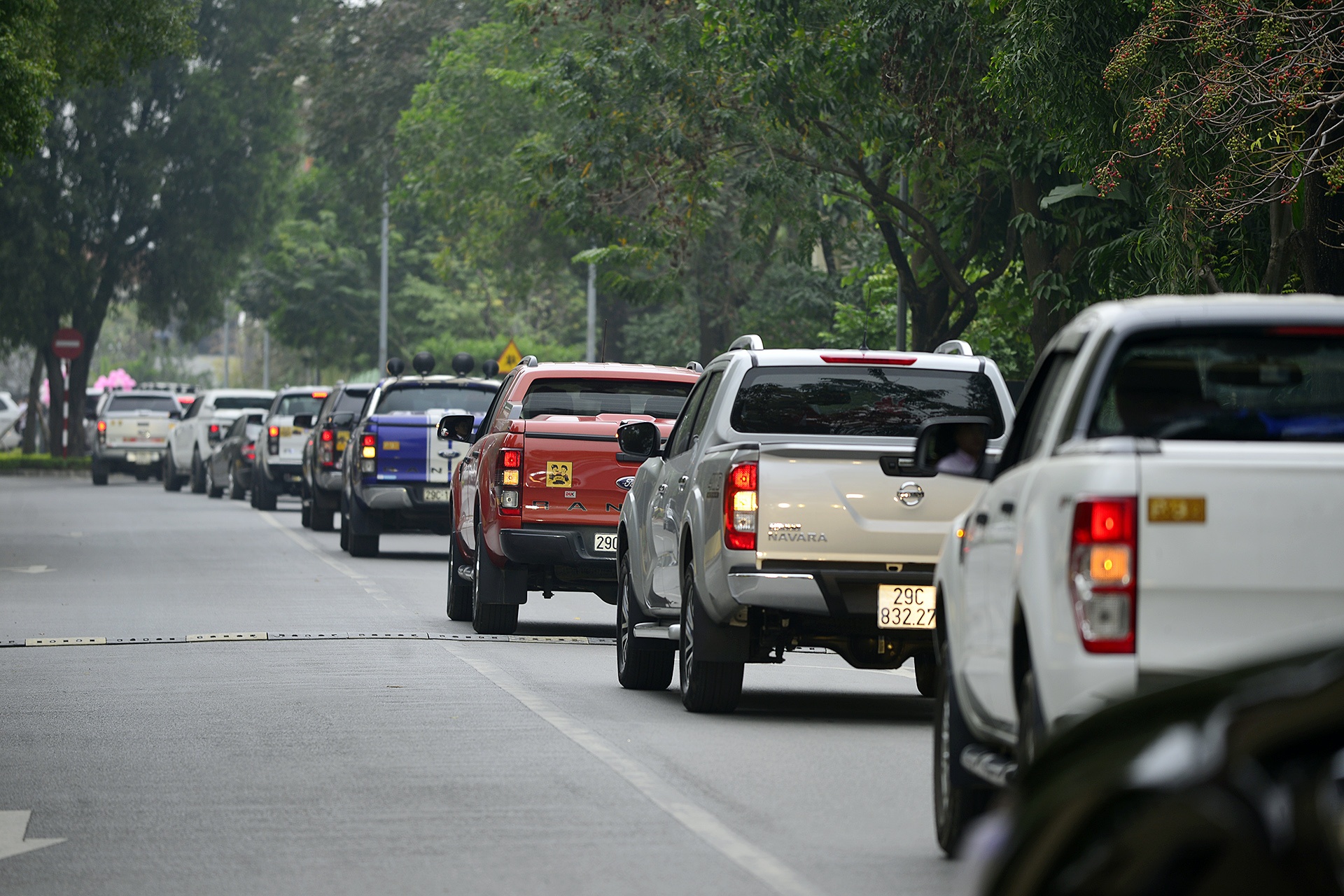 50 xe bán tải đón dâu trên phố Hà Nội ảnh 7 50 xe ban tai don dau tren pho Ha Noi anh 7