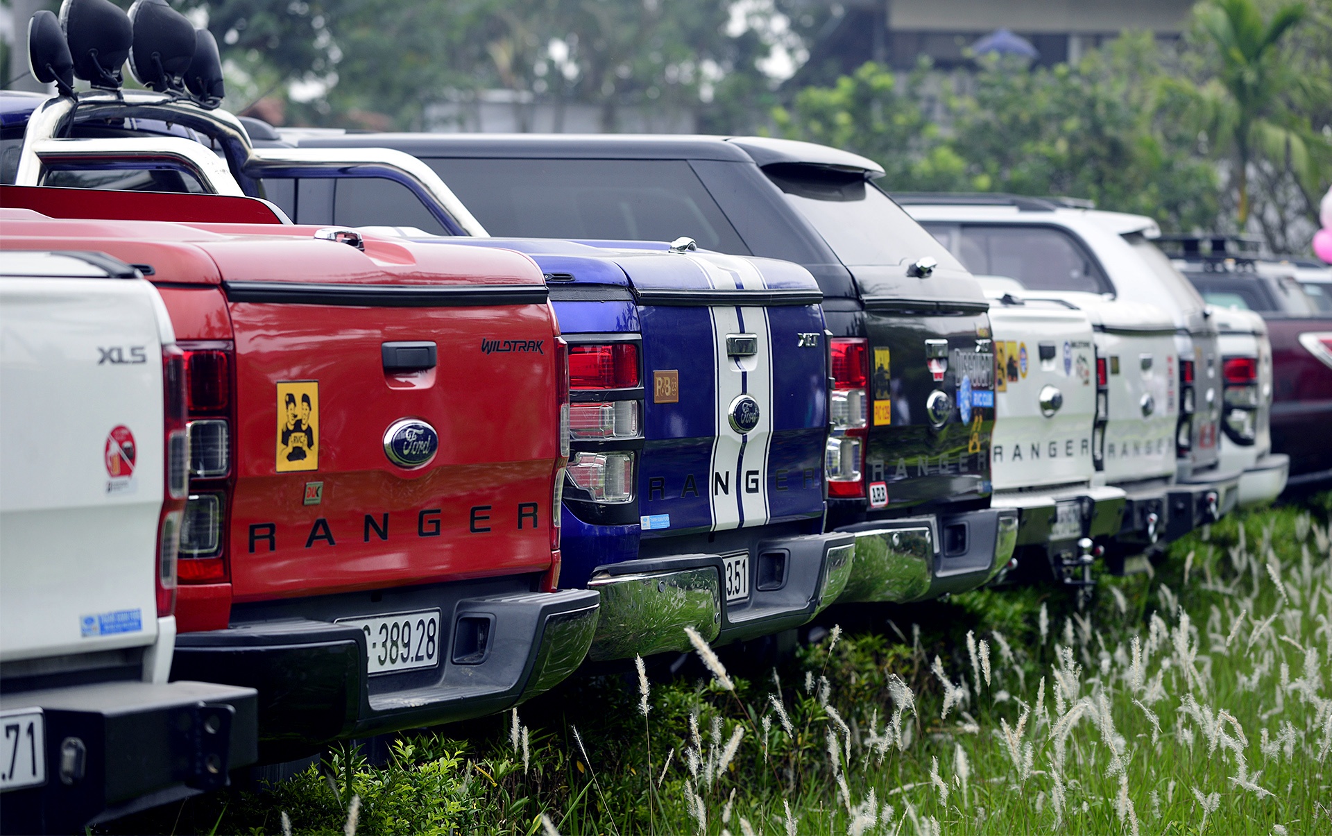 50 xe bán tải đón dâu trên phố Hà Nội ảnh 8 50 xe ban tai don dau tren pho Ha Noi anh 8