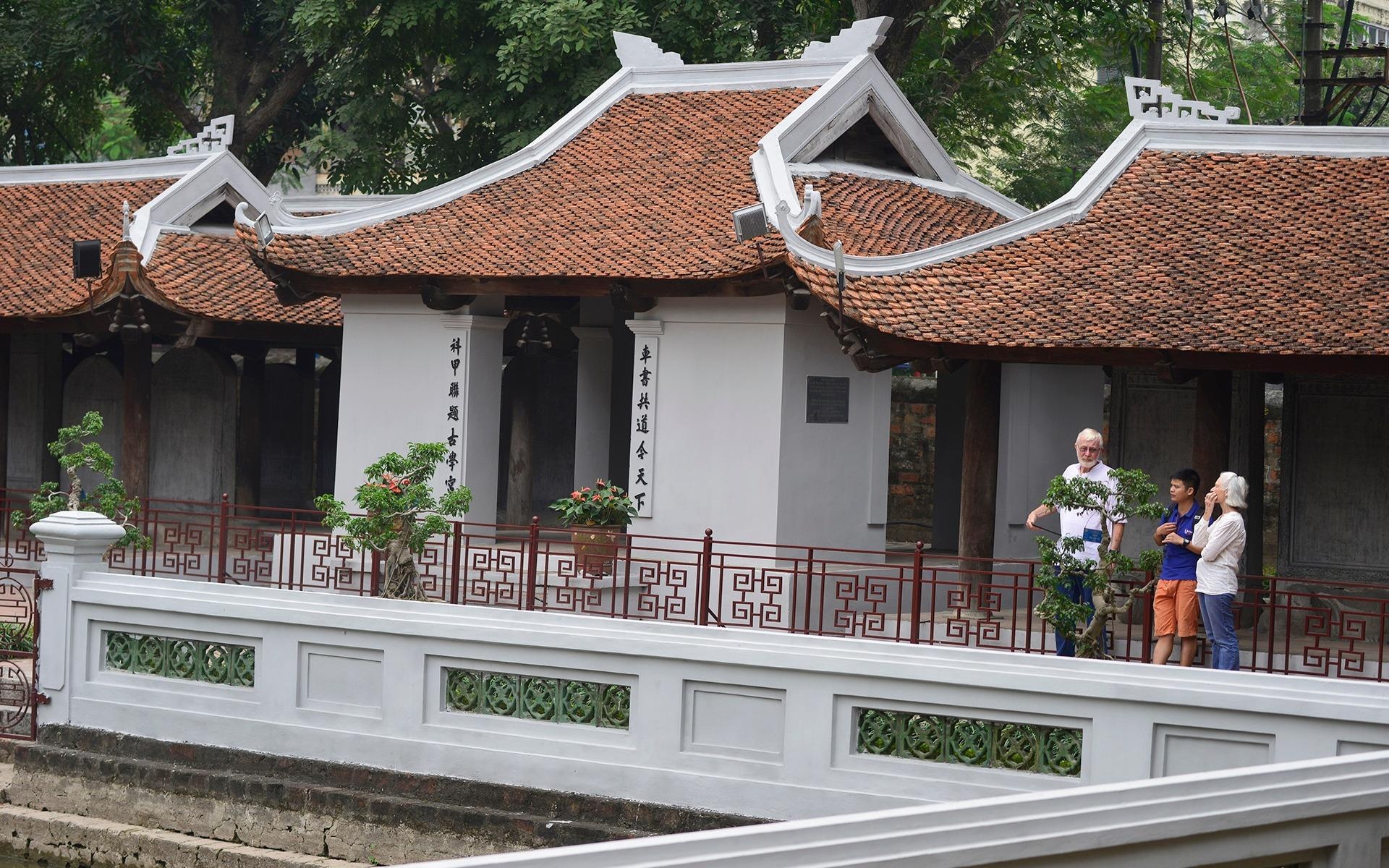 Ha Noi quet voi, phu mau Van Mieu - Quoc Tu Giam hinh anh