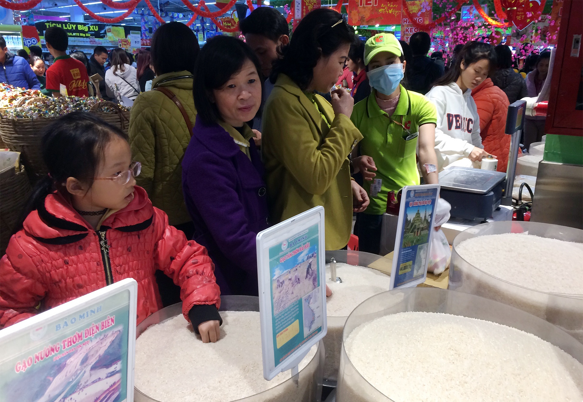 Chen chuc mua sam tai sieu thi ngay can Tet hinh anh