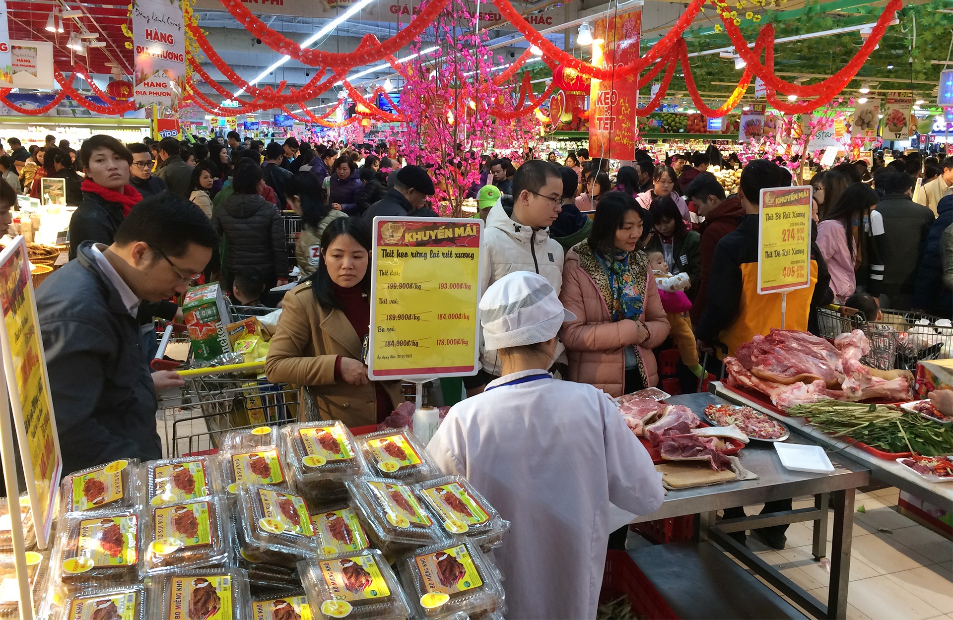 chen chuc mua sam tai sieu thi ngay can tet anh 10