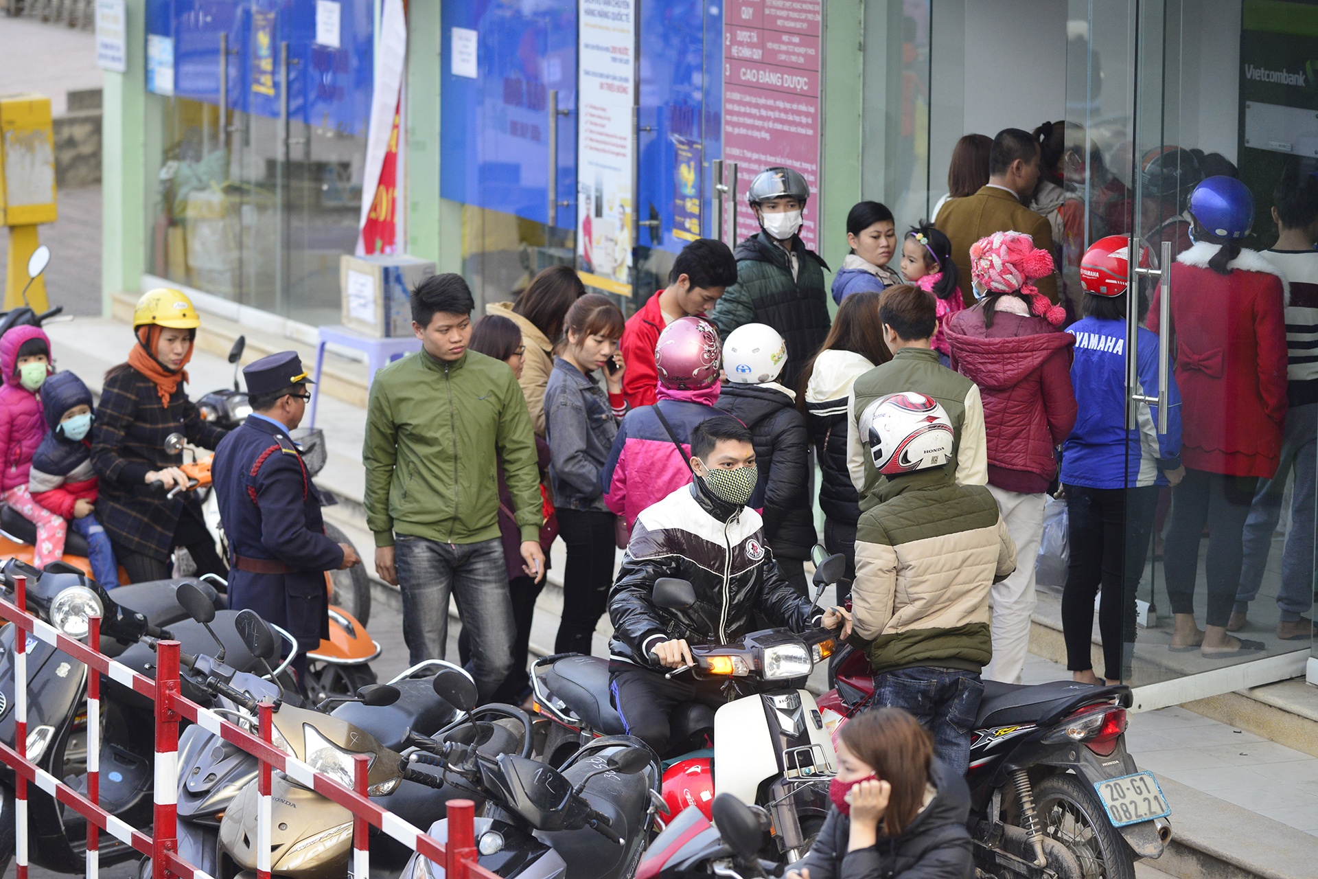 Xep hang cho rut tien tai cay ATM ve an Tet anh 1