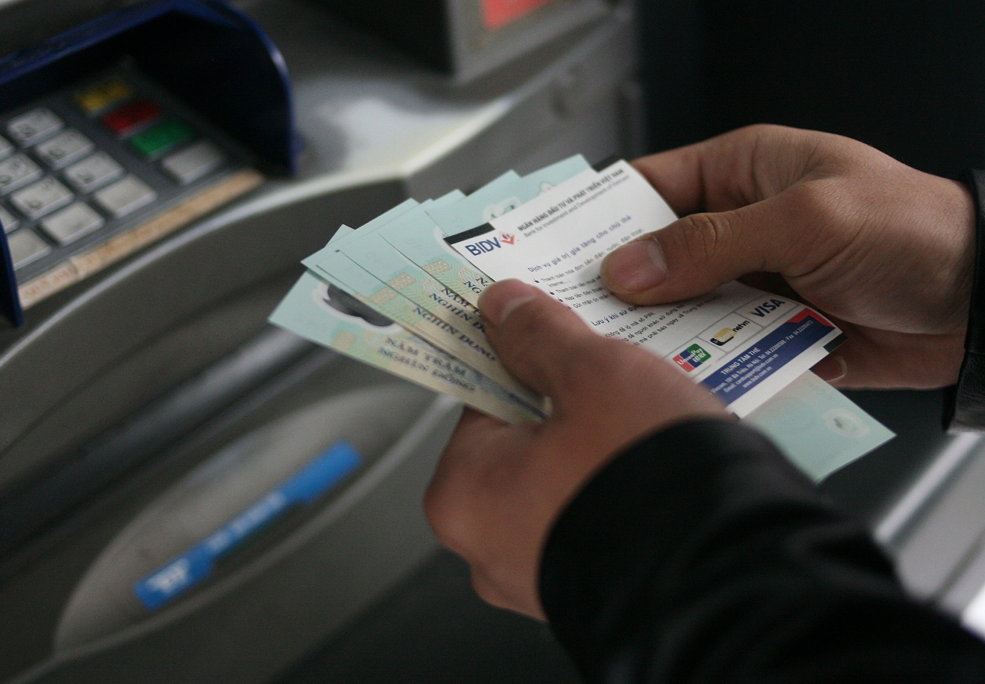 Xep hang cho rut tien tai cay ATM ve an Tet anh 8