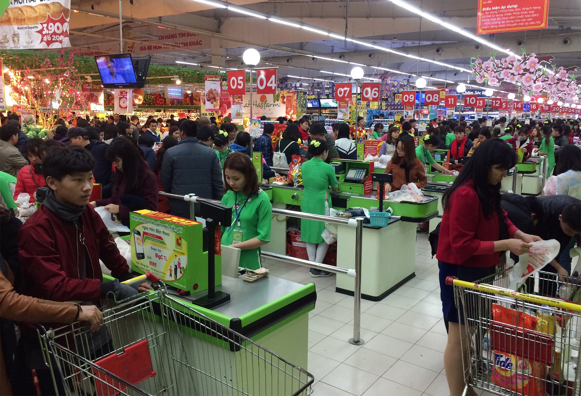 chen chuc mua sam tai sieu thi ngay can tet anh 1