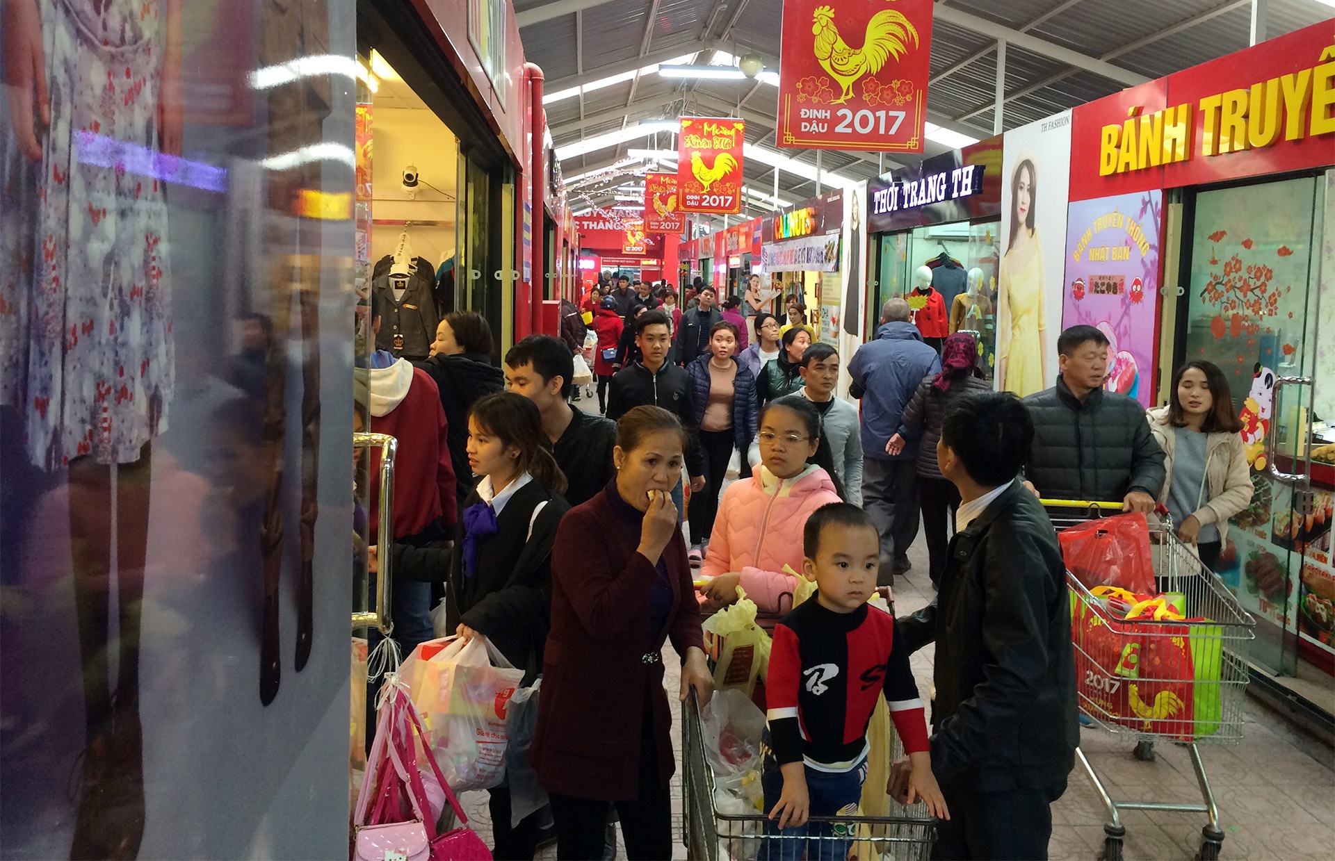 chen chuc mua sam tai sieu thi ngay can tet anh 2