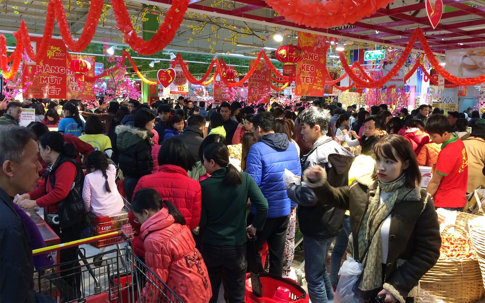 chen chuc mua sam tai sieu thi ngay can tet anh 3