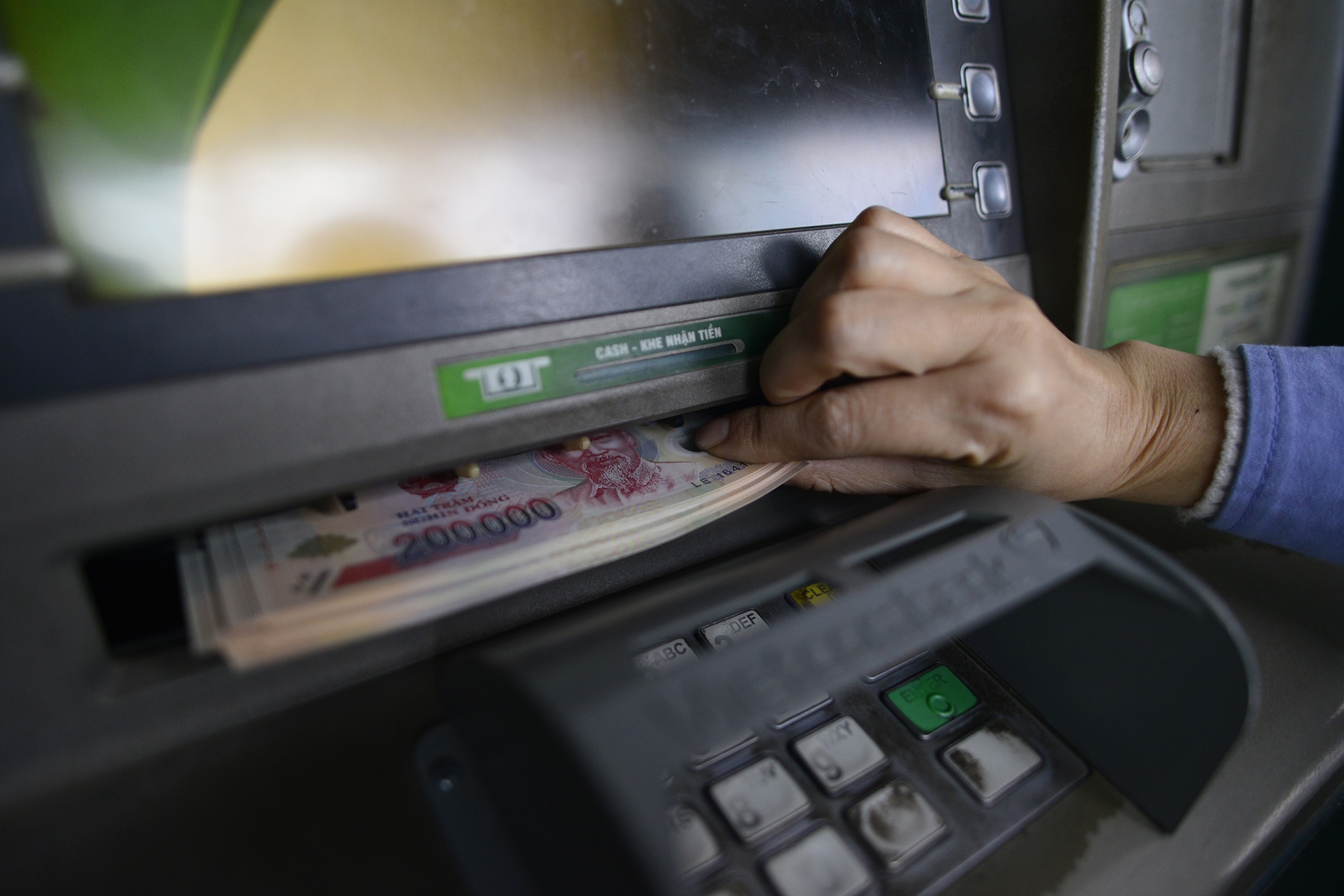 Xep hang cho rut tien tai cay ATM ve an Tet anh 4