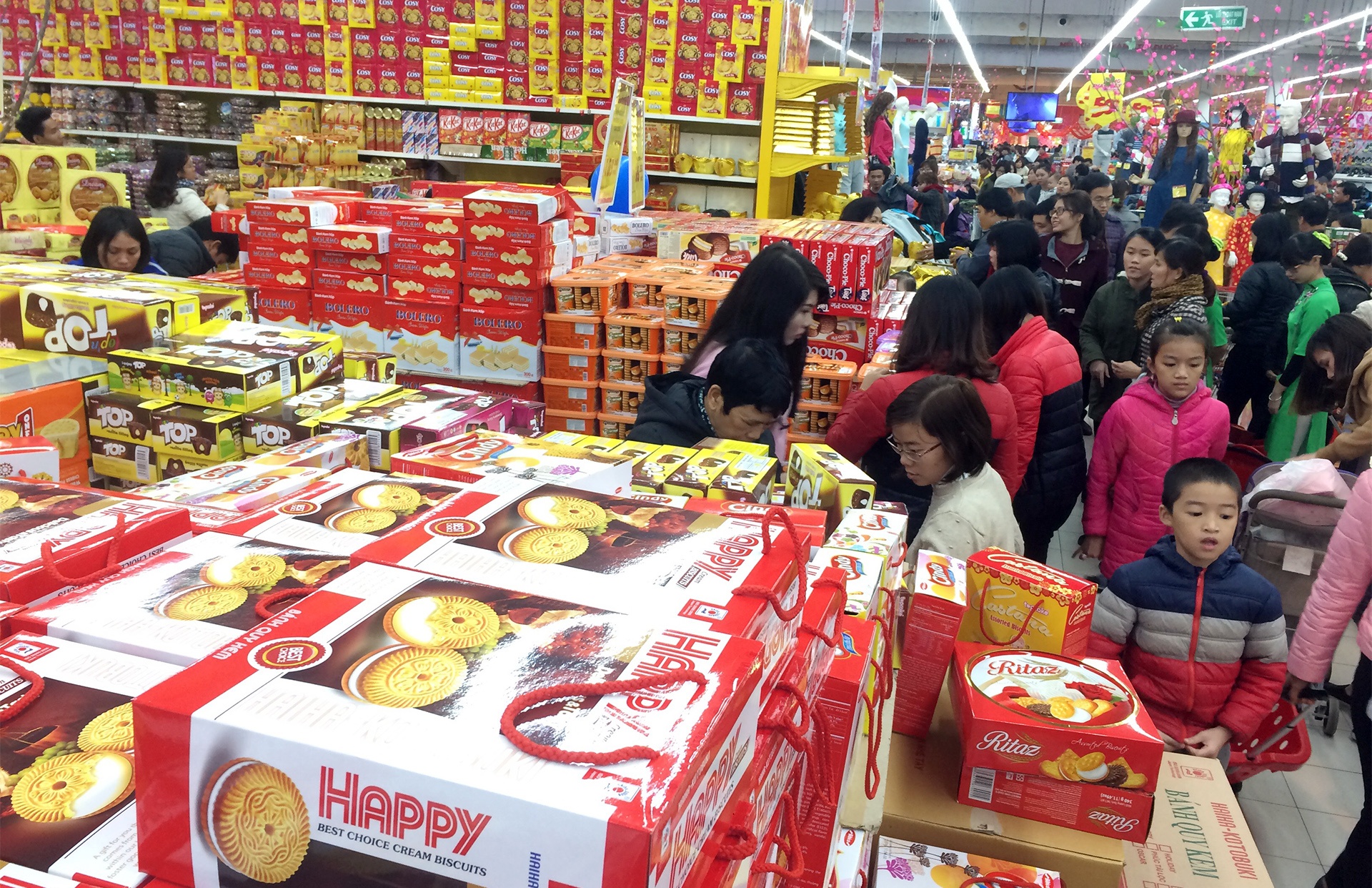 chen chuc mua sam tai sieu thi ngay can tet anh 4