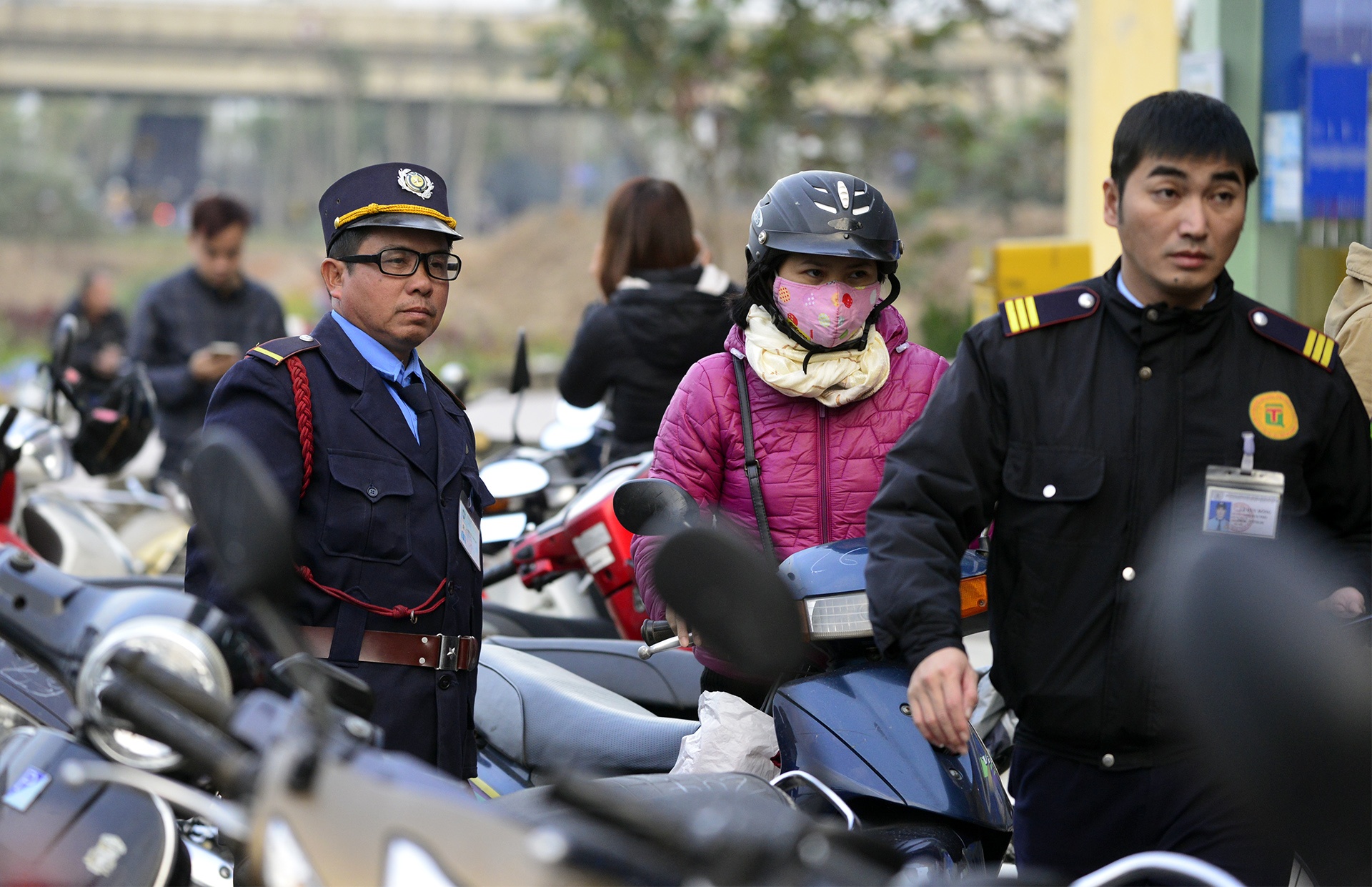 Xep hang cho rut tien tai cay ATM ve an Tet anh 5