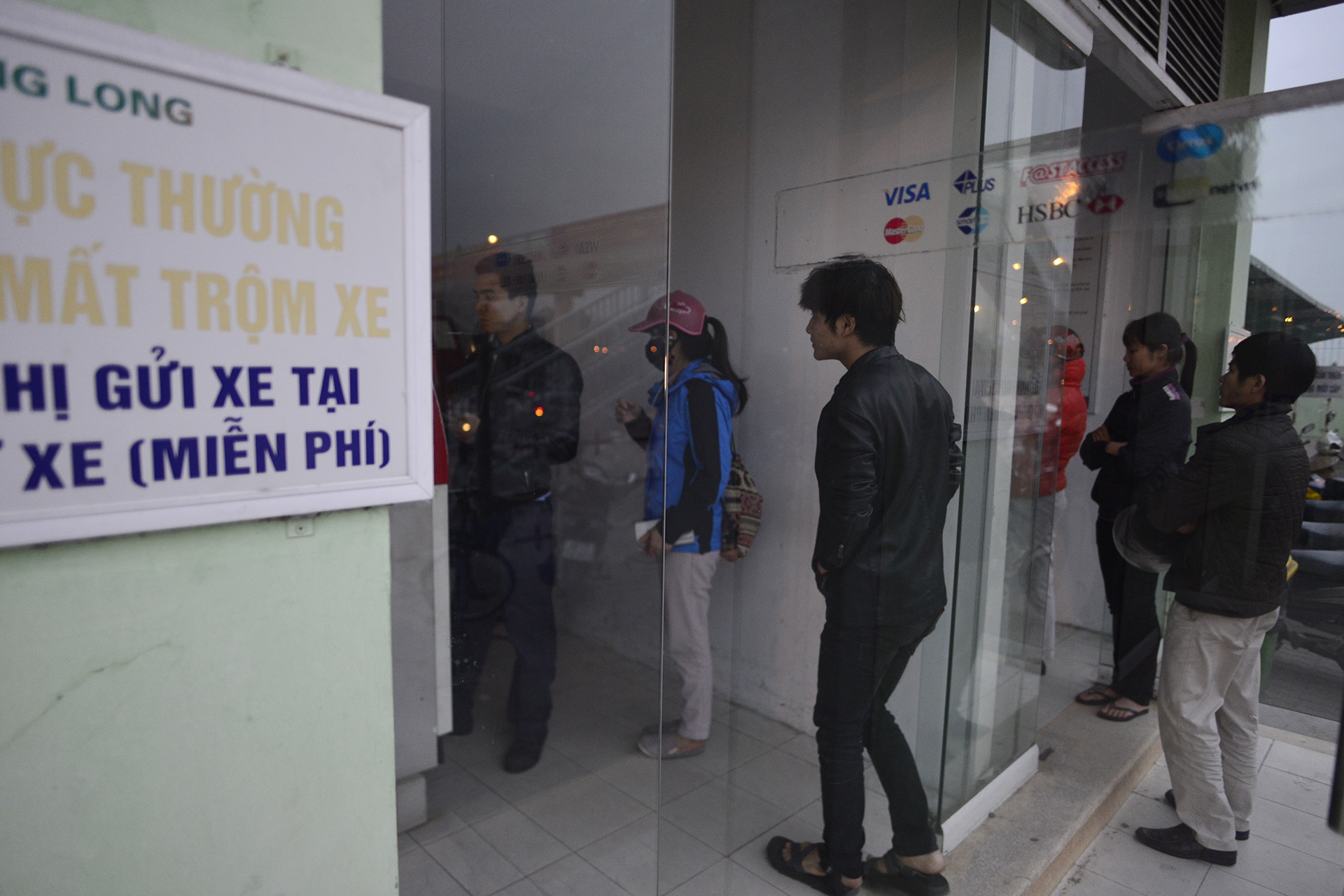 Xep hang cho rut tien tai cay ATM ve an Tet anh 6