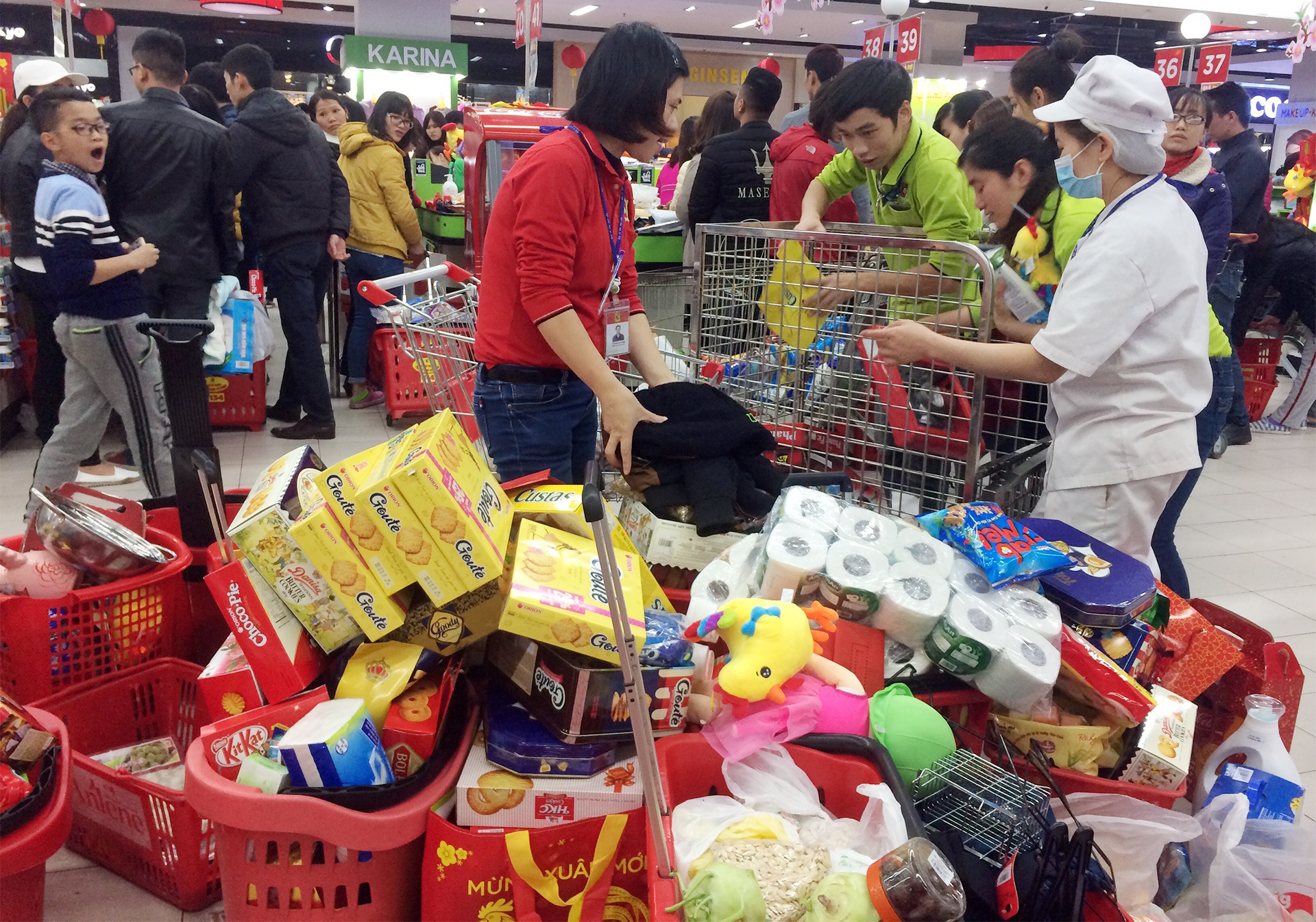 chen chuc mua sam tai sieu thi ngay can tet anh 6