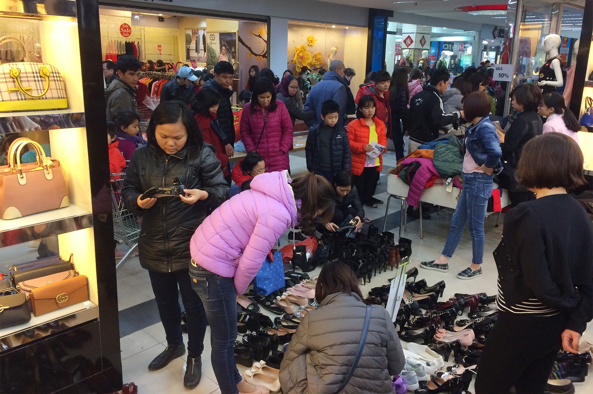 chen chuc mua sam tai sieu thi ngay can tet anh 7