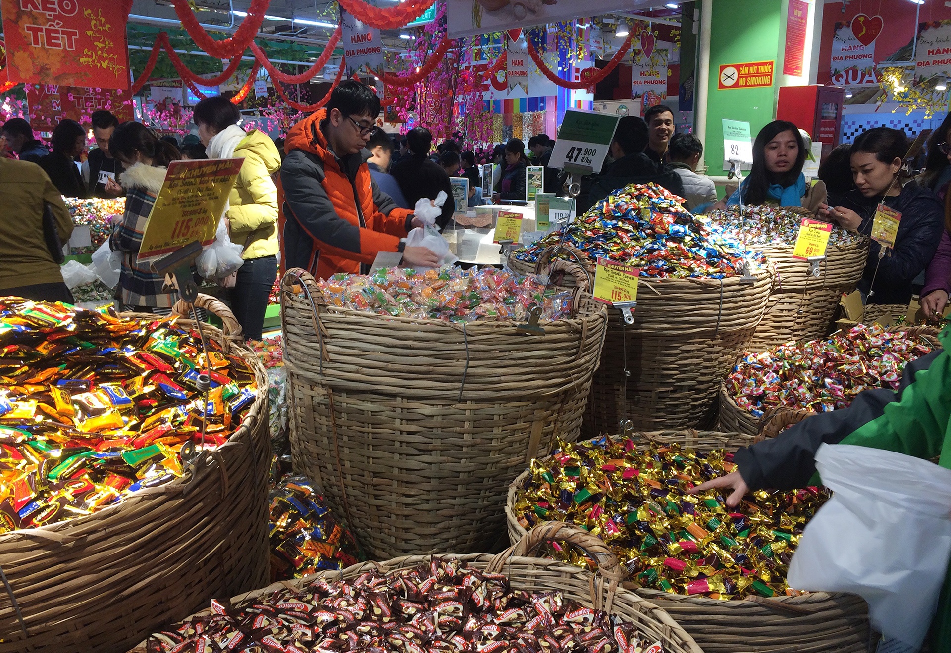 chen chuc mua sam tai sieu thi ngay can tet anh 8