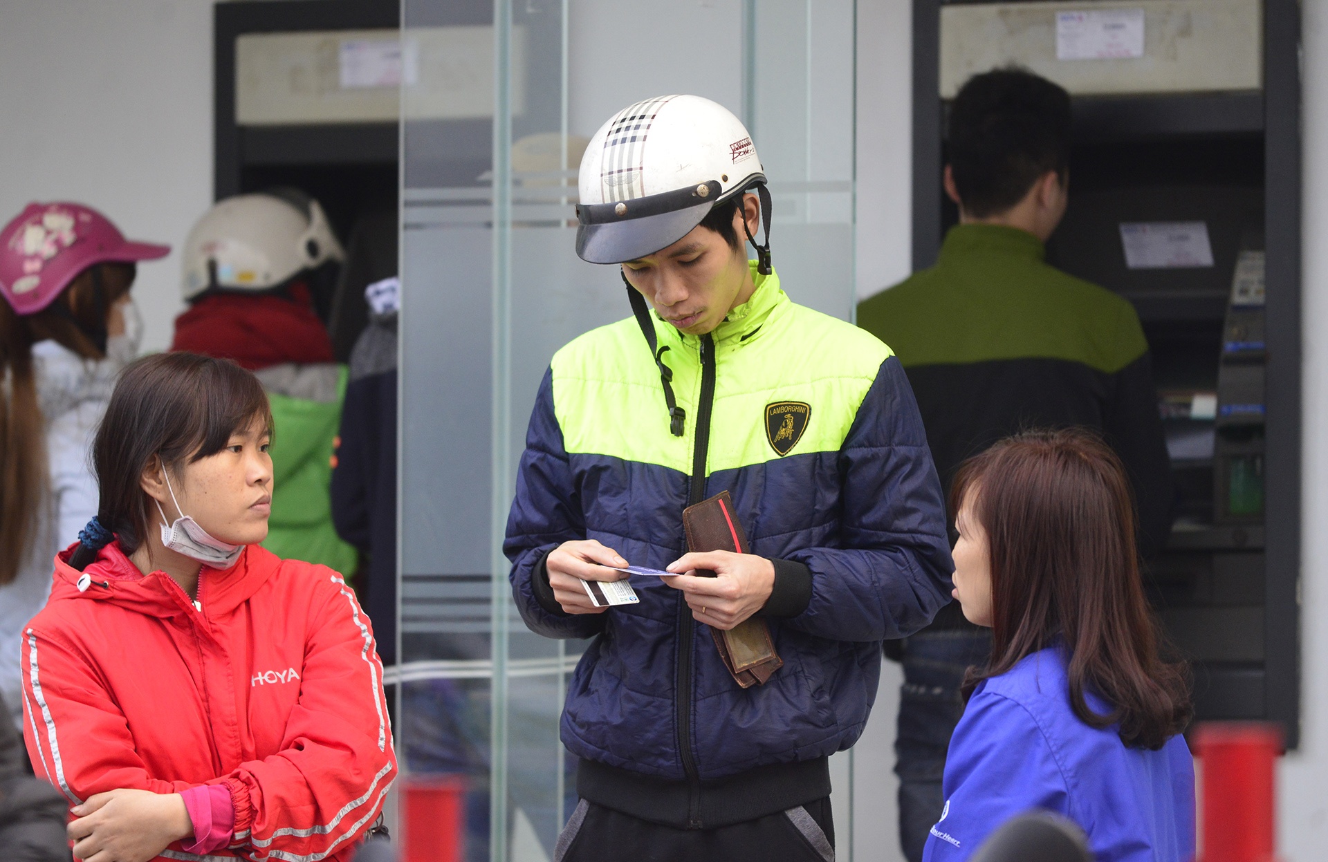 Xep hang cho rut tien tai cay ATM ve an Tet anh 9