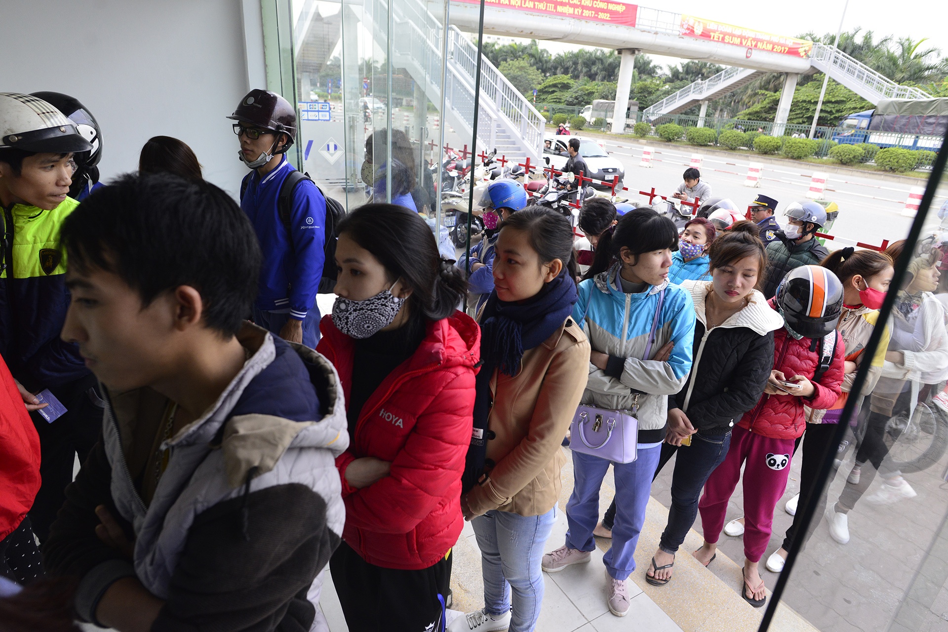 Can Tet, cho ca tieng truoc ATM moi rut duoc tien hinh anh