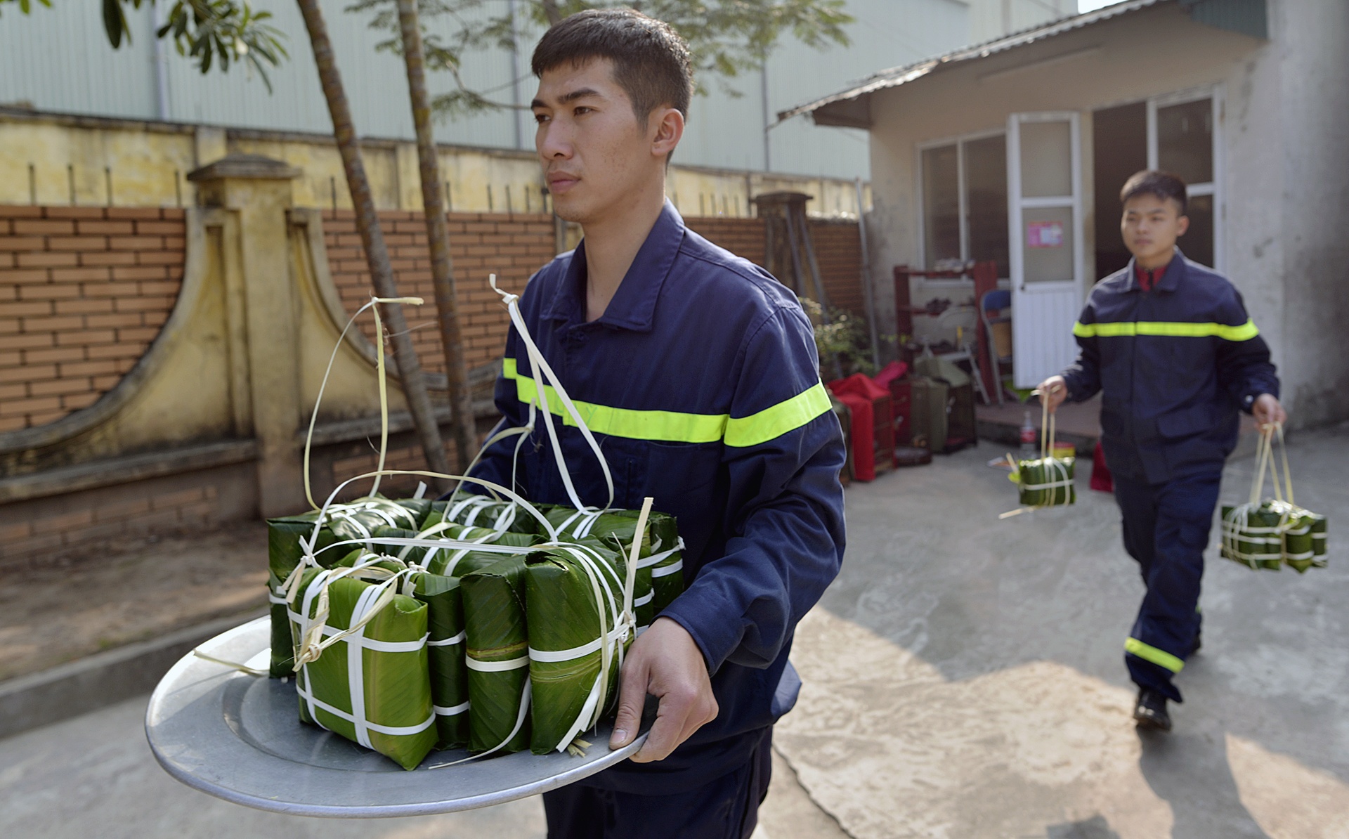 Canh sat PCCC tro tai goi banh chung anh 9