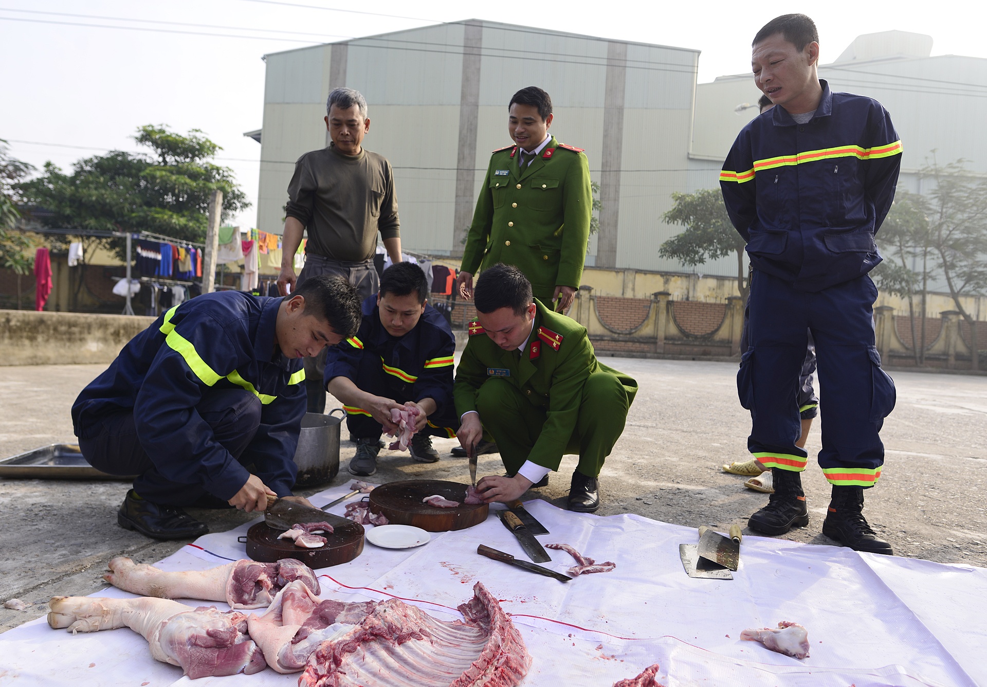 Canh sat PCCC tro tai goi banh chung anh 4