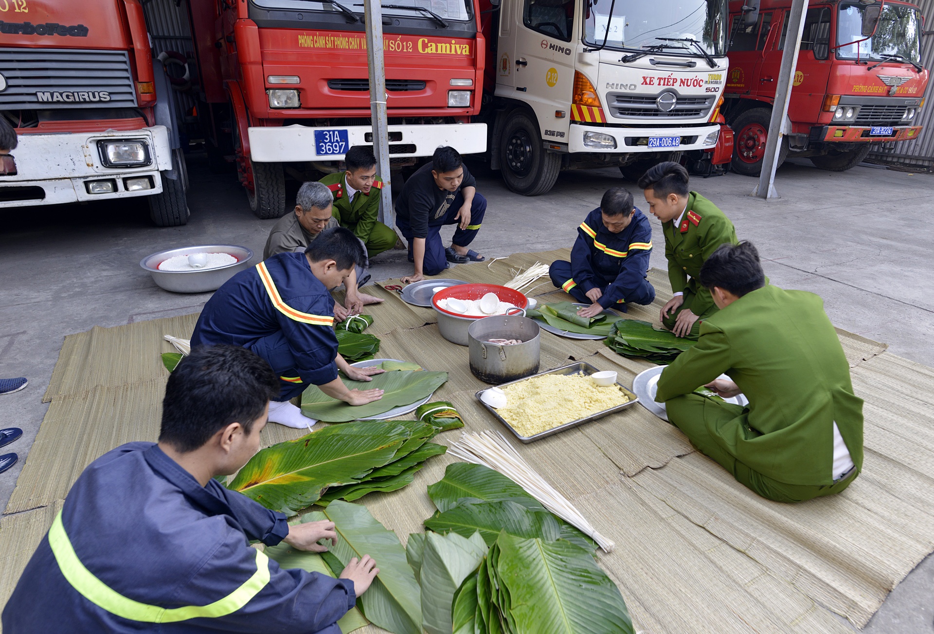 Canh sat PCCC mo lon, goi banh chung an Tet hinh anh