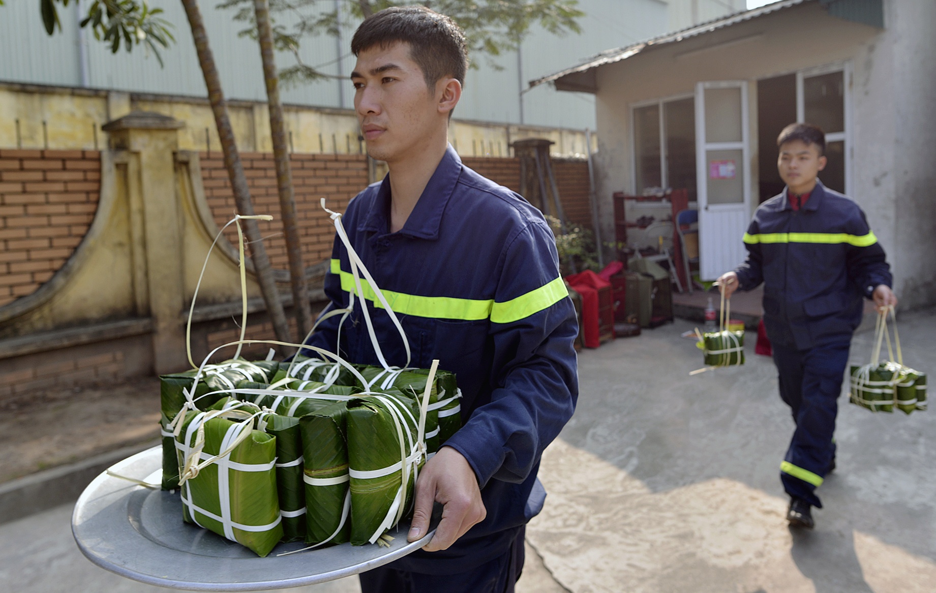 Linh cuu hoa mo lon, goi banh chung don Tet hinh anh