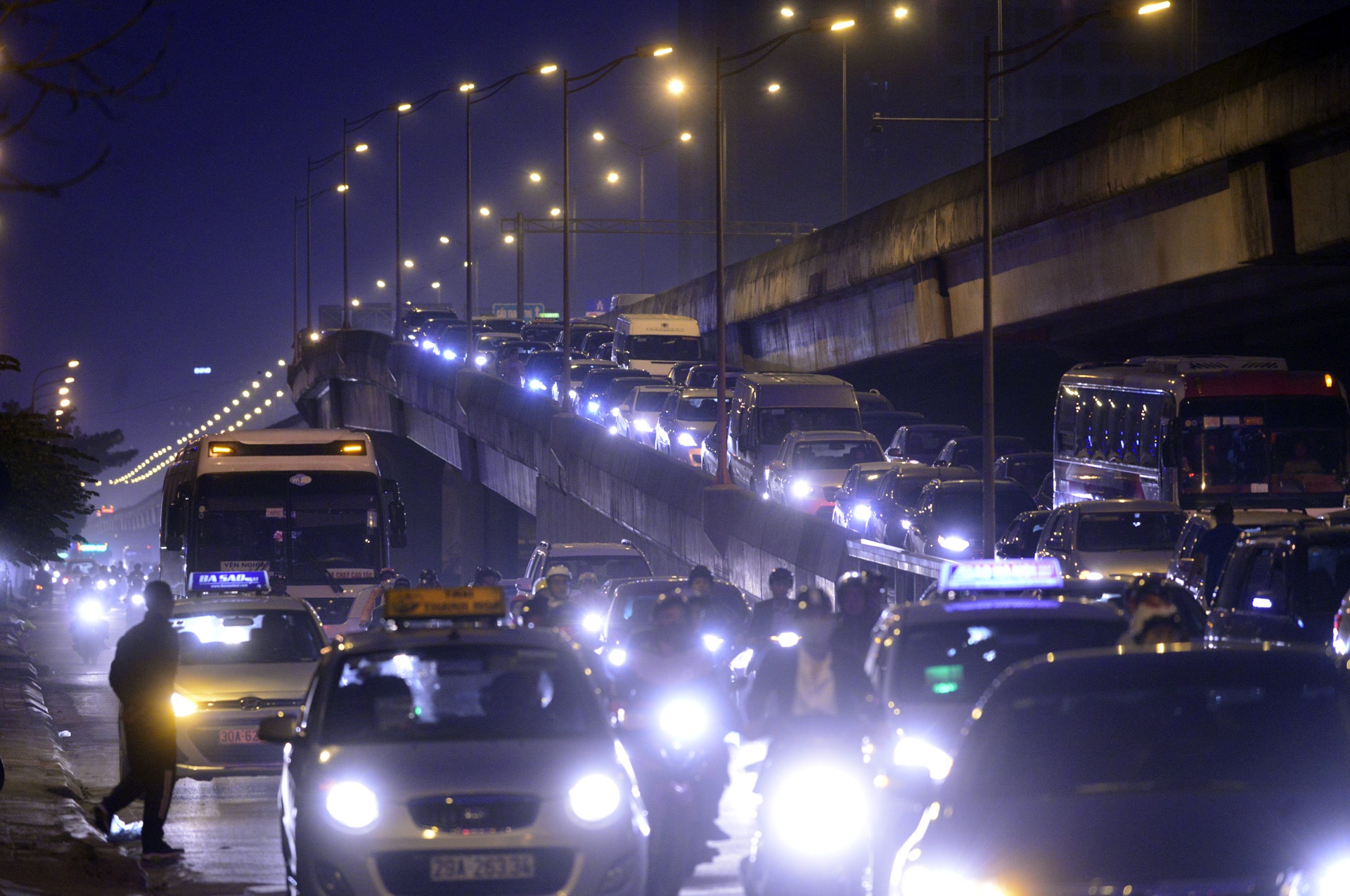 Nguoi dan tro lai Ha Noi,  giao thong un tac anh 14