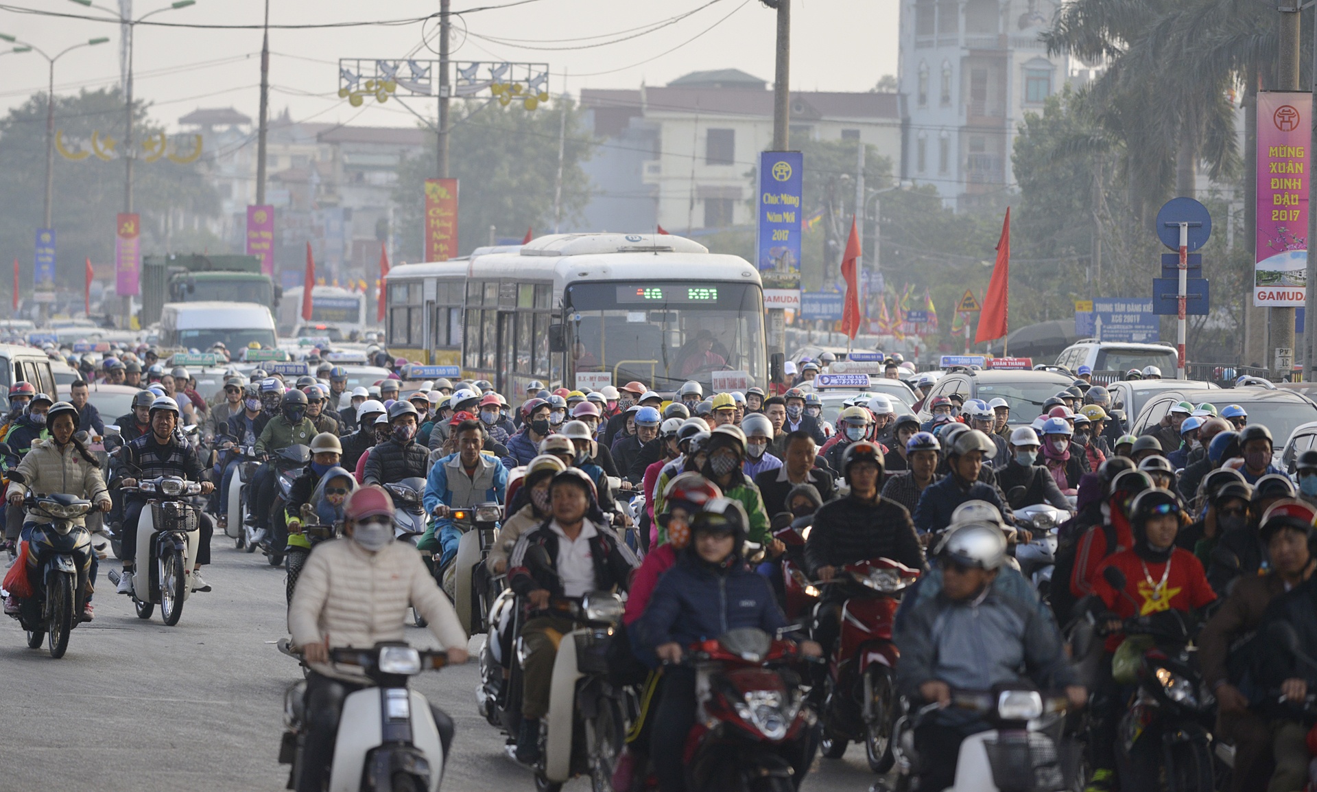 Nguoi dan tro lai Ha Noi,  giao thong un tac anh 1