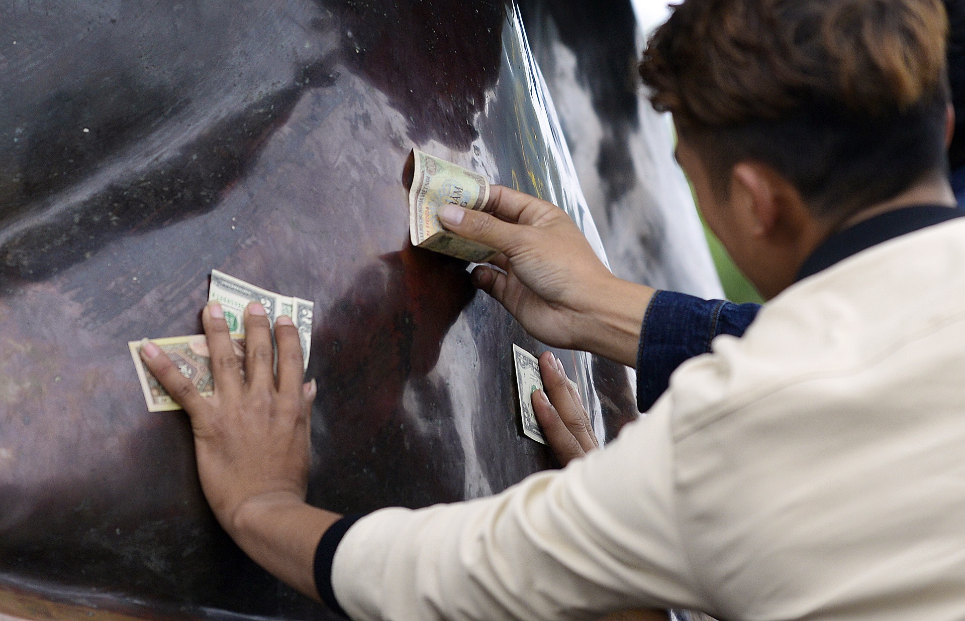 chen chuc xoa tien len tuong la han,  tuong phat anh 10