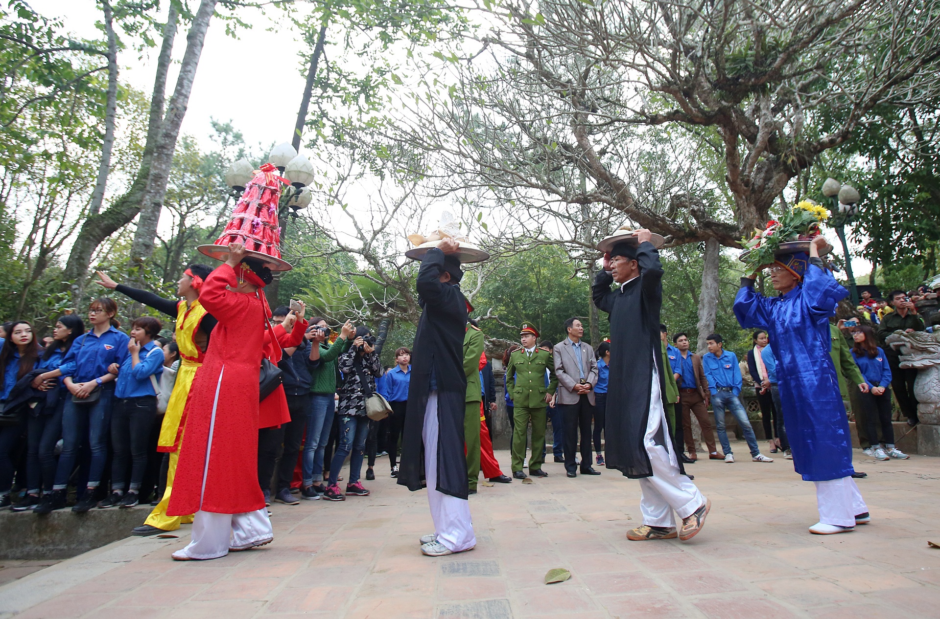 Tranh cuop hoa tre nao loan tai hoi Giong anh 12