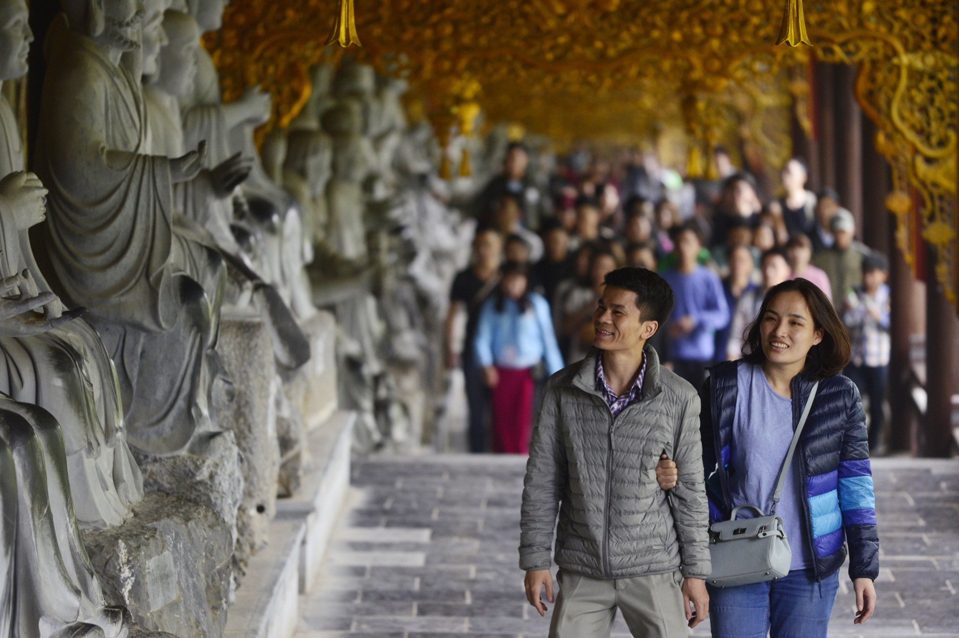 chen chuc xoa tien len tuong la han,  tuong phat anh 1