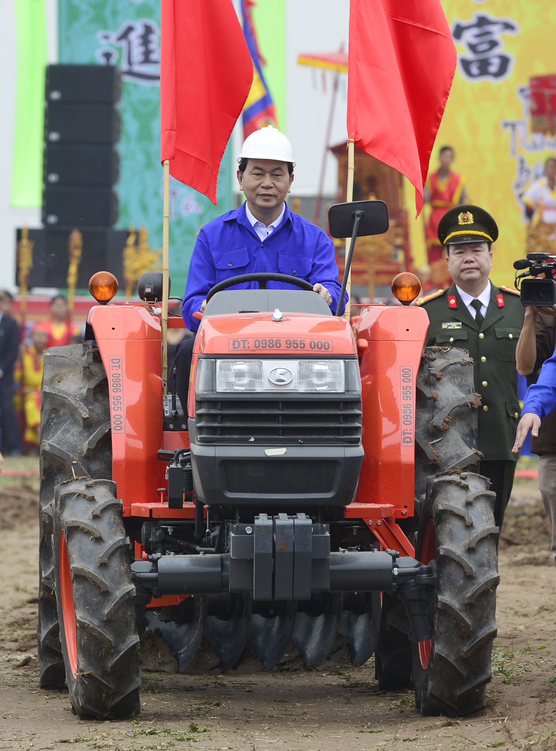 Chủ tịch nước lái máy cày ở lễ hội Tịch Điền - Ảnh & Video - ZNEWS.VN